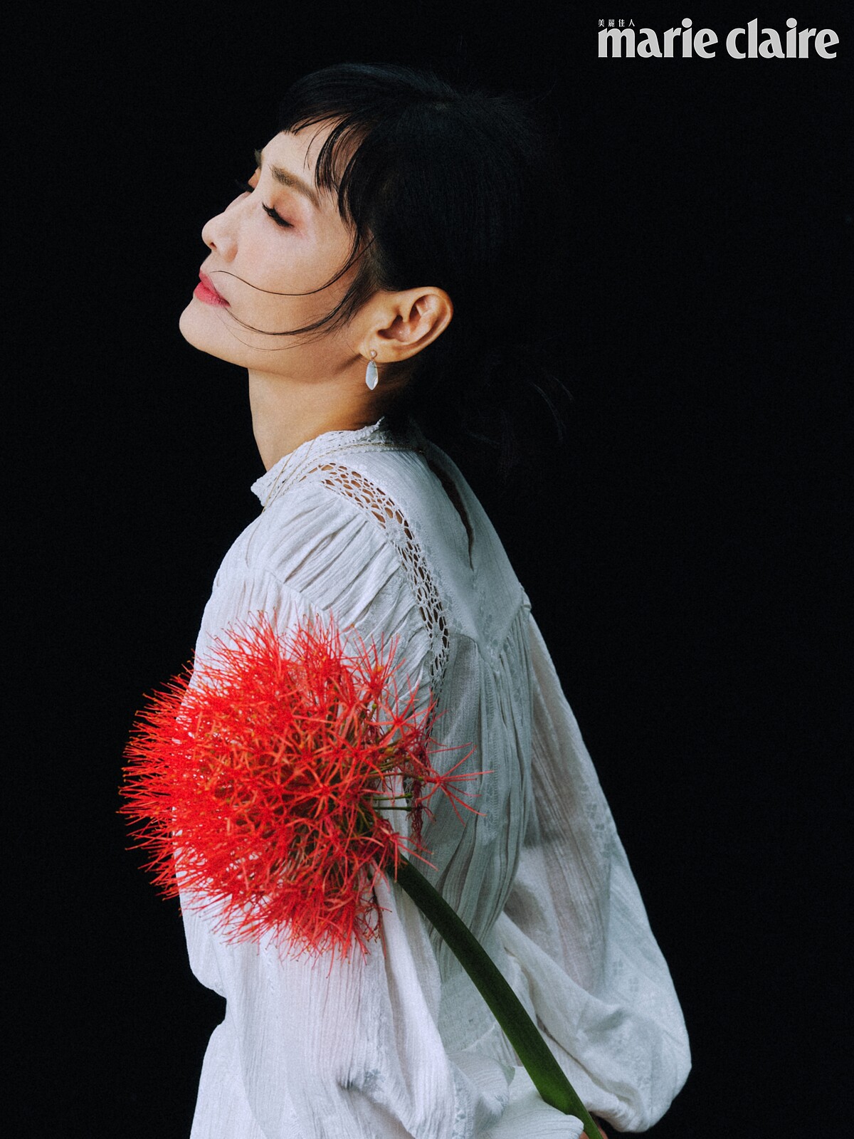 白色蕾絲洋裝，Isabel Marant；寶石耳環、珍珠項鍊、金屬項鍊、寶石項鍊，all by agete。