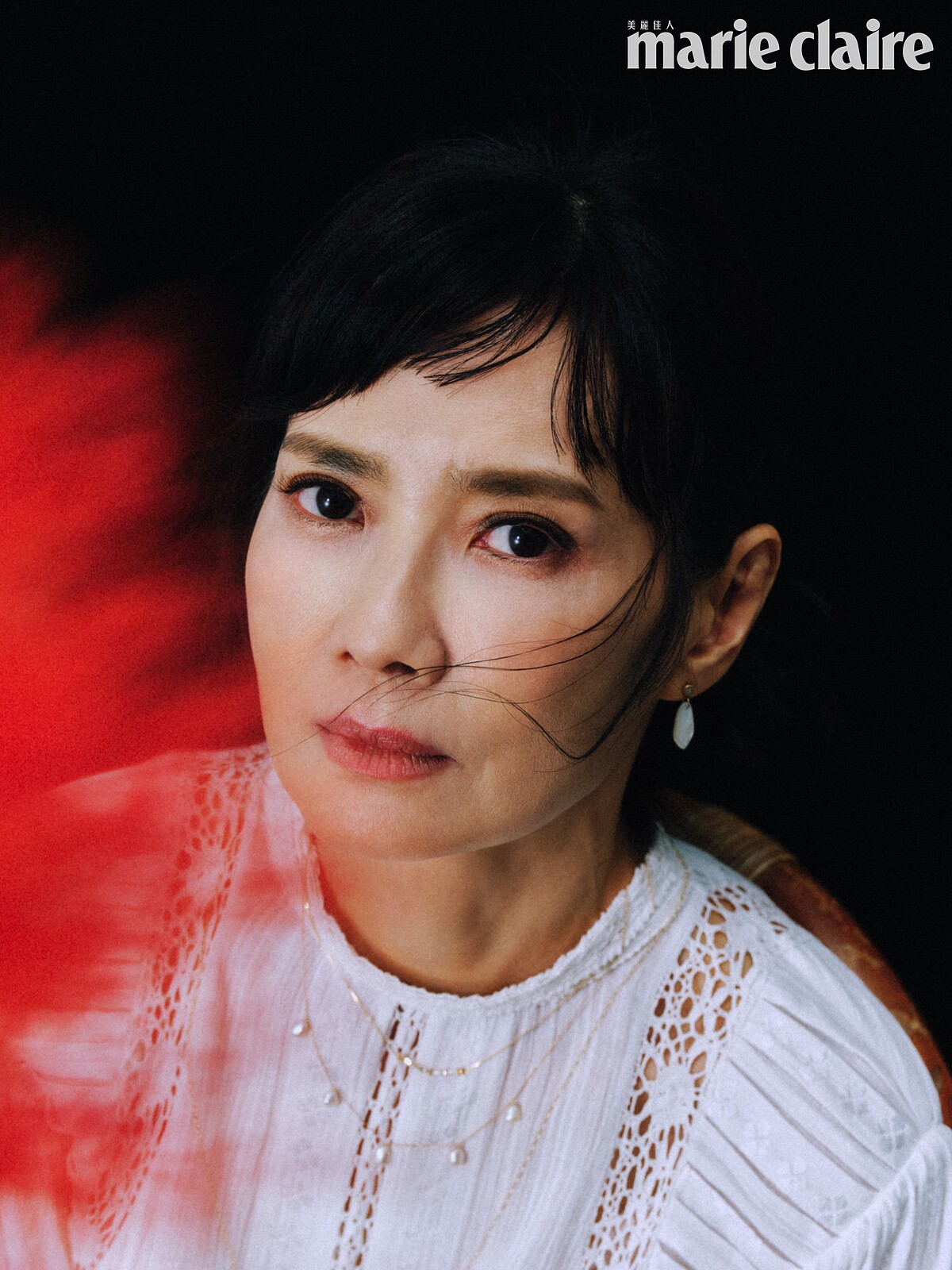 白色蕾絲洋裝，Isabel Marant；寶石耳環、珍珠項鍊、金屬項鍊、寶石項鍊，all by agete。