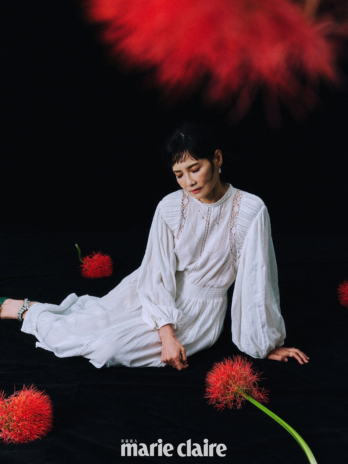 白色蕾絲洋裝，Isabel Marant；寶石耳環、珍珠項鍊、金屬項鍊、寶石項鍊、金屬戒指、鏤空戒指，all by agete；綠色鑽飾高跟鞋，Manolo Blahnik。