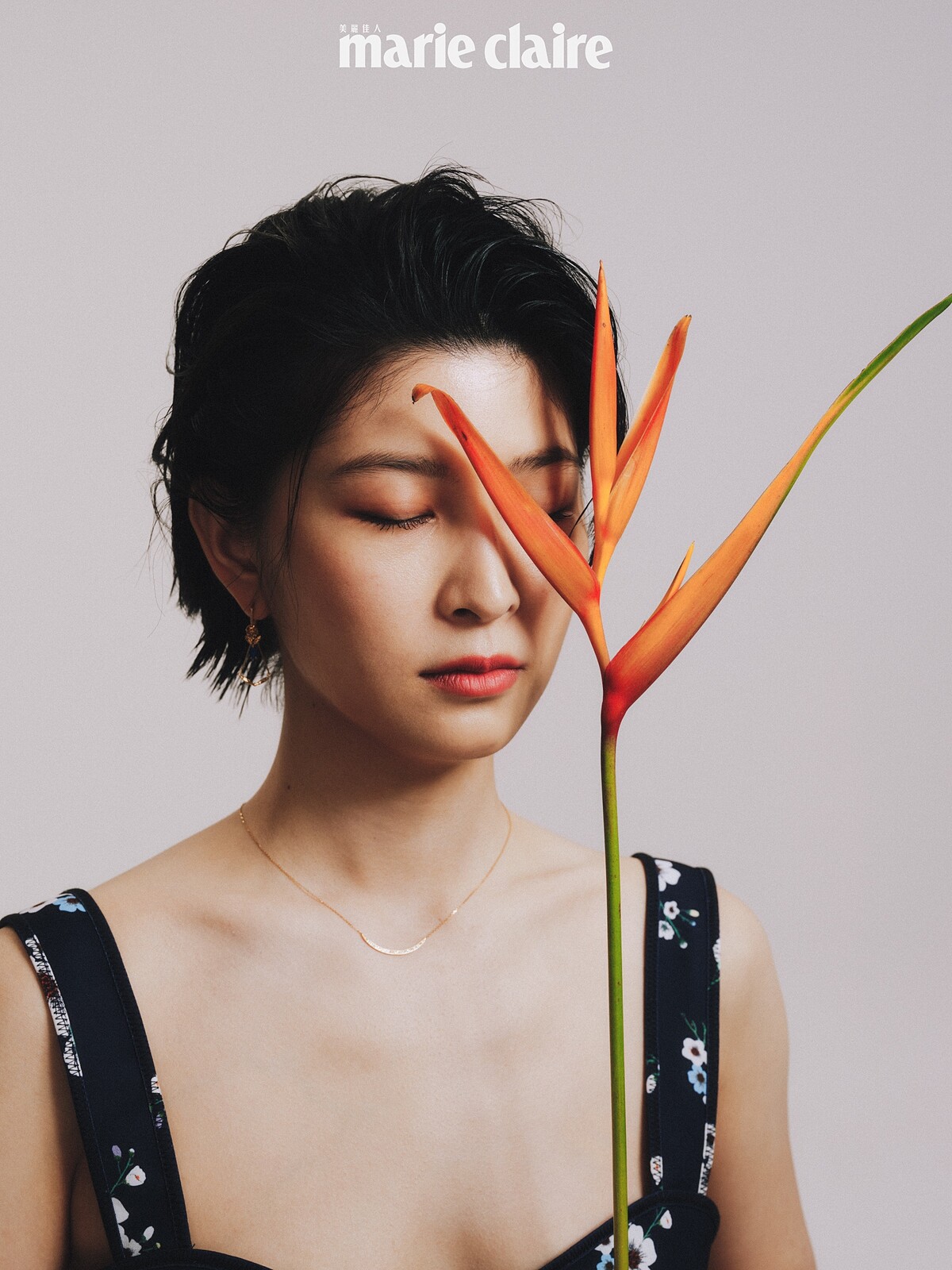 花卉圖案短版上衣，Self-Portrait；三件式組合垂墜耳環、項鍊，both by agete。