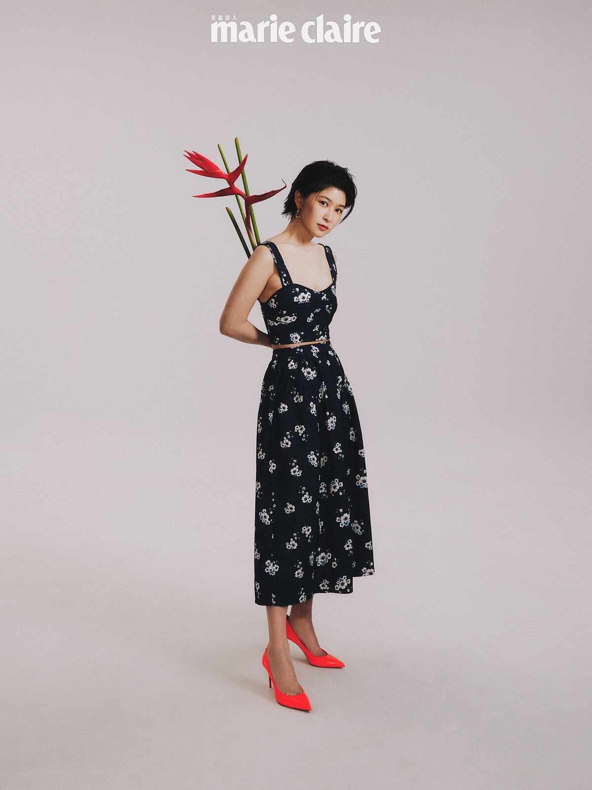 花卉圖案短版上衣、長裙，both by Self-Portrait；三件式組合垂墜耳環、項鍊，both by agete；橘紅色高跟鞋，Christian Louboutin。