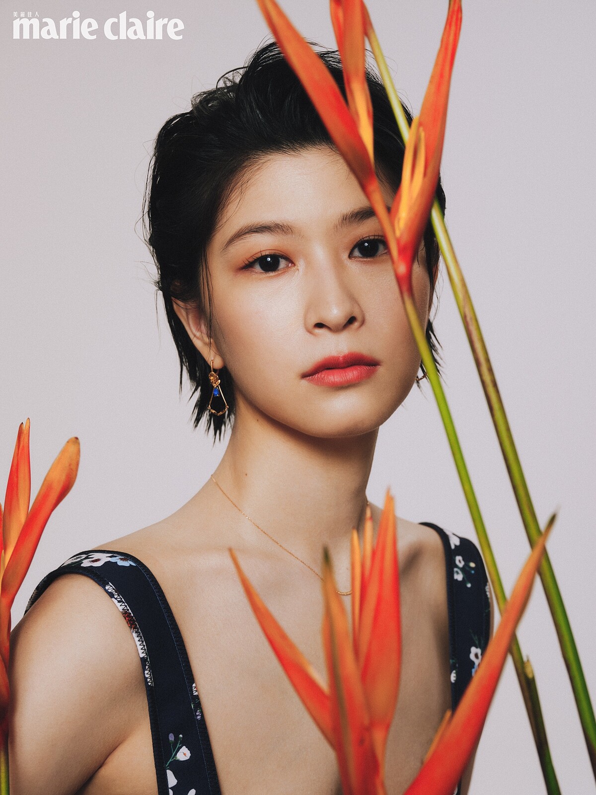 花卉圖案短版上衣，Self-Portrait；三件式組合垂墜耳環、項鍊，both by agete。