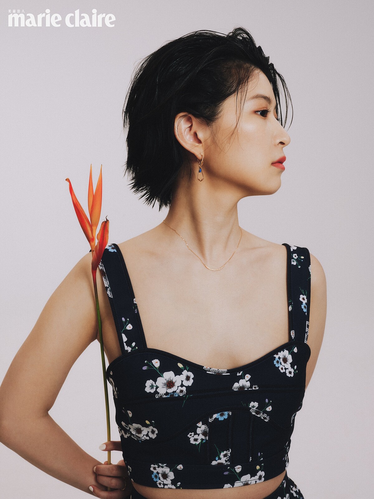 花卉圖案短版上衣，Self-Portrait；三件式組合垂墜耳環、項鍊，both by agete。