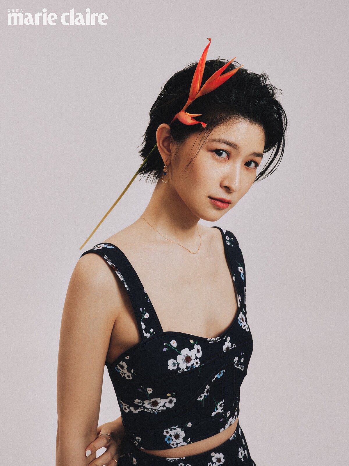 花卉圖案短版上衣，Self-Portrait；三件式組合垂墜耳環、項鍊，both by agete。