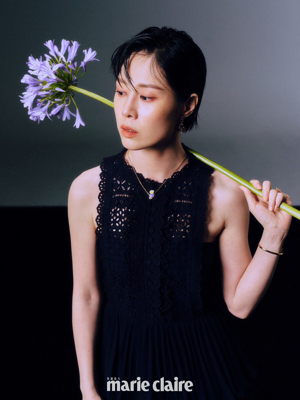 深藍色紗裙洋裝,self-portrait;琥珀色寶石手環、琥珀色寶石戒指、琥珀色耳墜、調色盤戒指,all by Les Néréides。