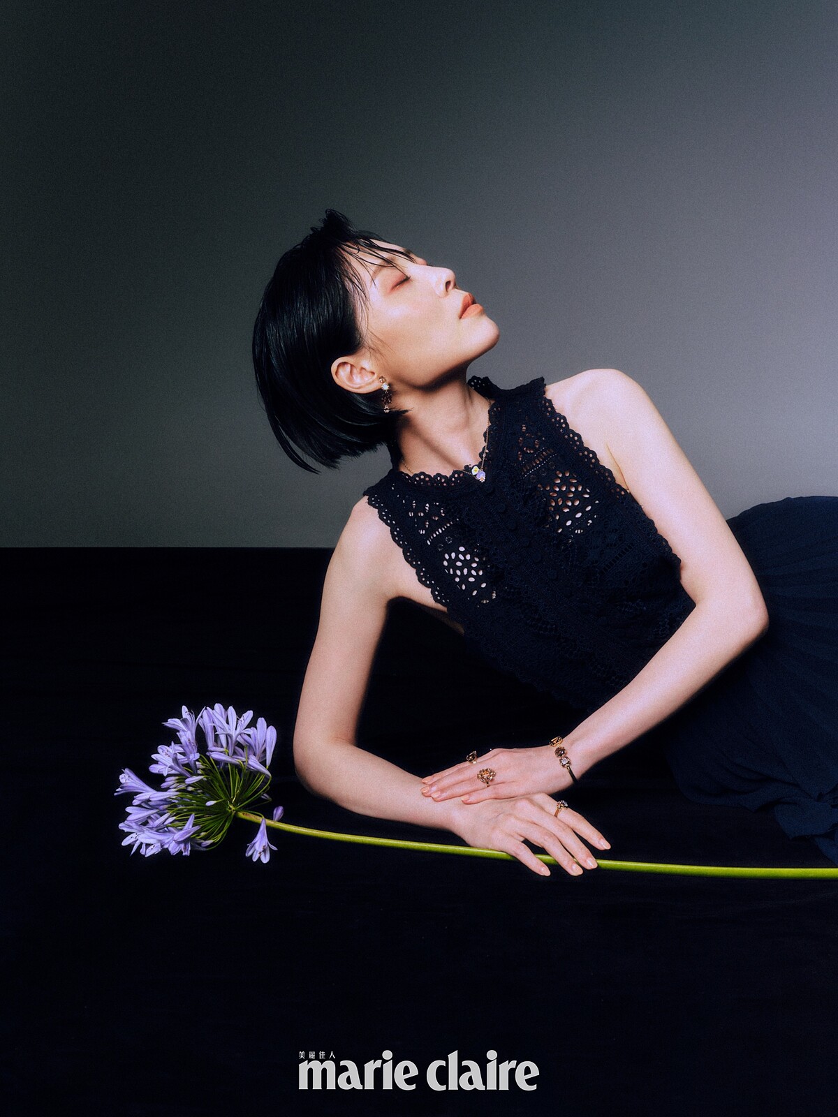 深藍色紗裙洋裝,self-portrait;琥珀色寶石手環、琥珀色寶石戒指、琥珀色耳墜、調色盤戒指,all by Les Néréides。