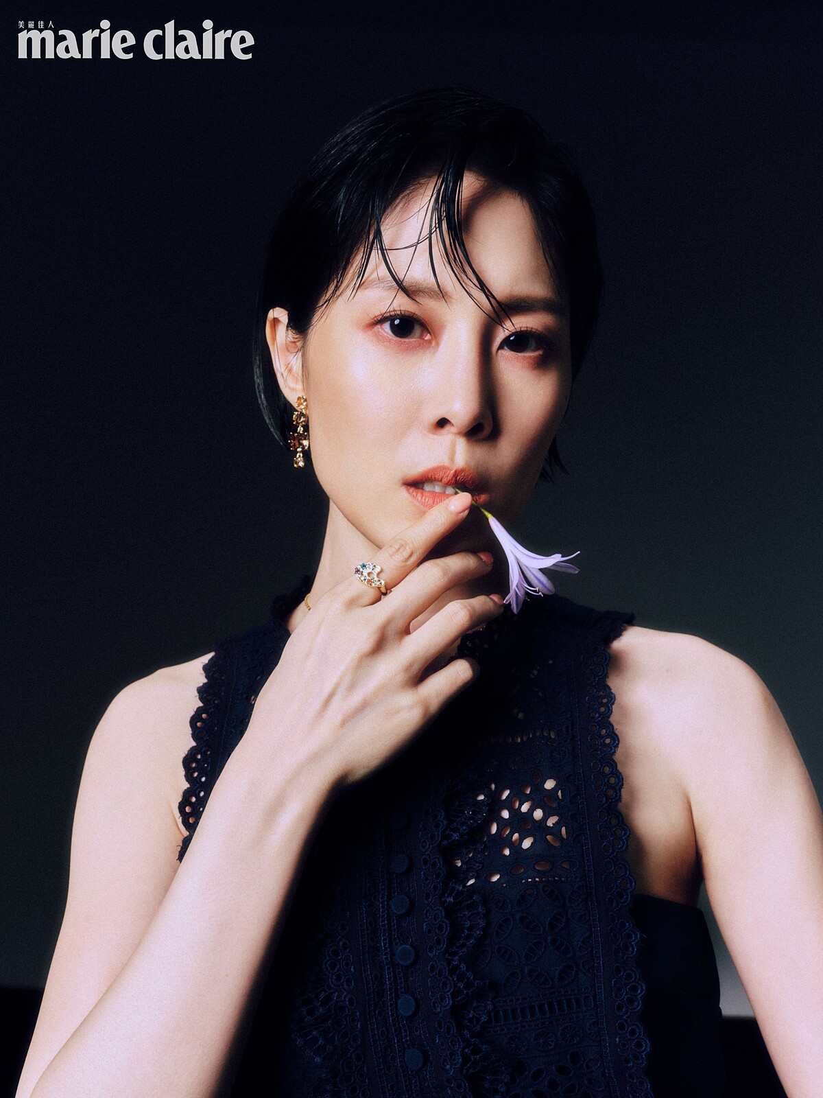 深藍色紗裙洋裝,self-portrait;琥珀色寶石手環、琥珀色寶石戒指、琥珀色耳墜、調色盤戒指,all by Les Néréides。