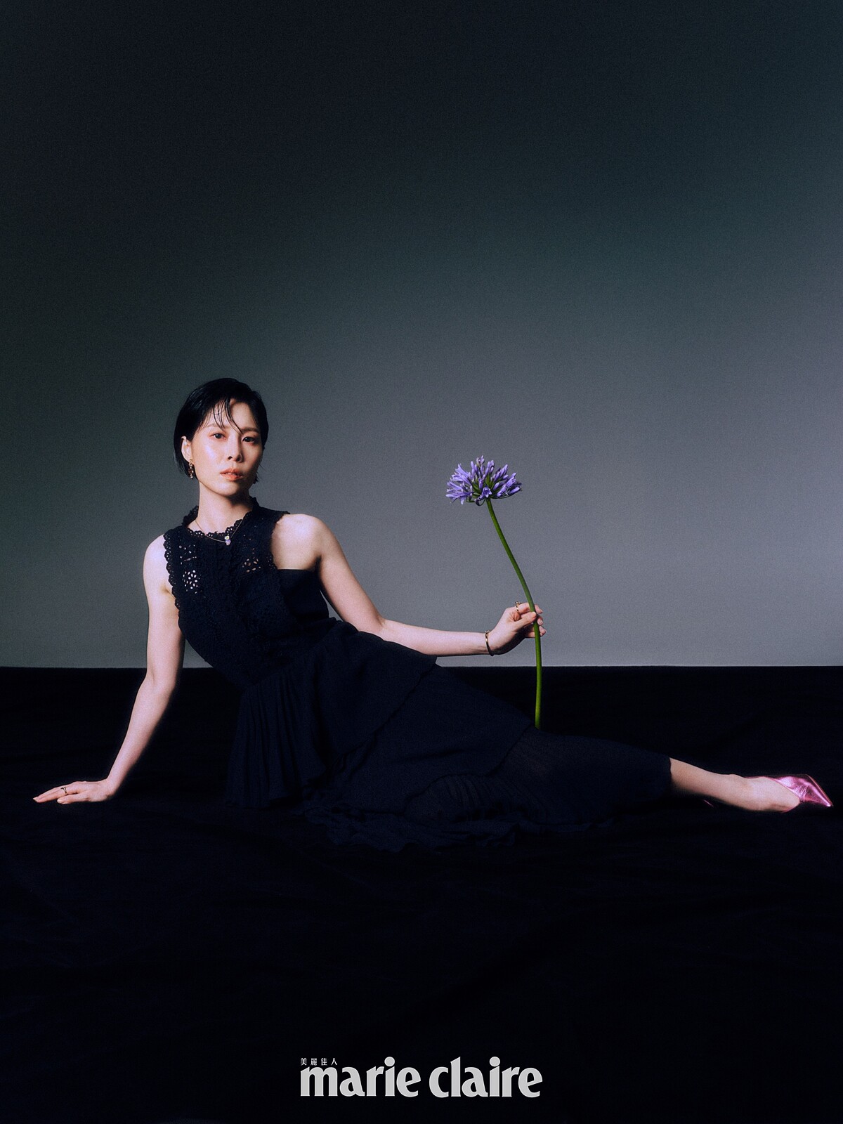 深藍色紗裙洋裝,self-portrait;琥珀色寶石手環、琥珀色寶石戒指、琥珀色耳墜、調色盤戒指,all by Les Néréides;金屬粉色高跟鞋,Christian Louboutin。