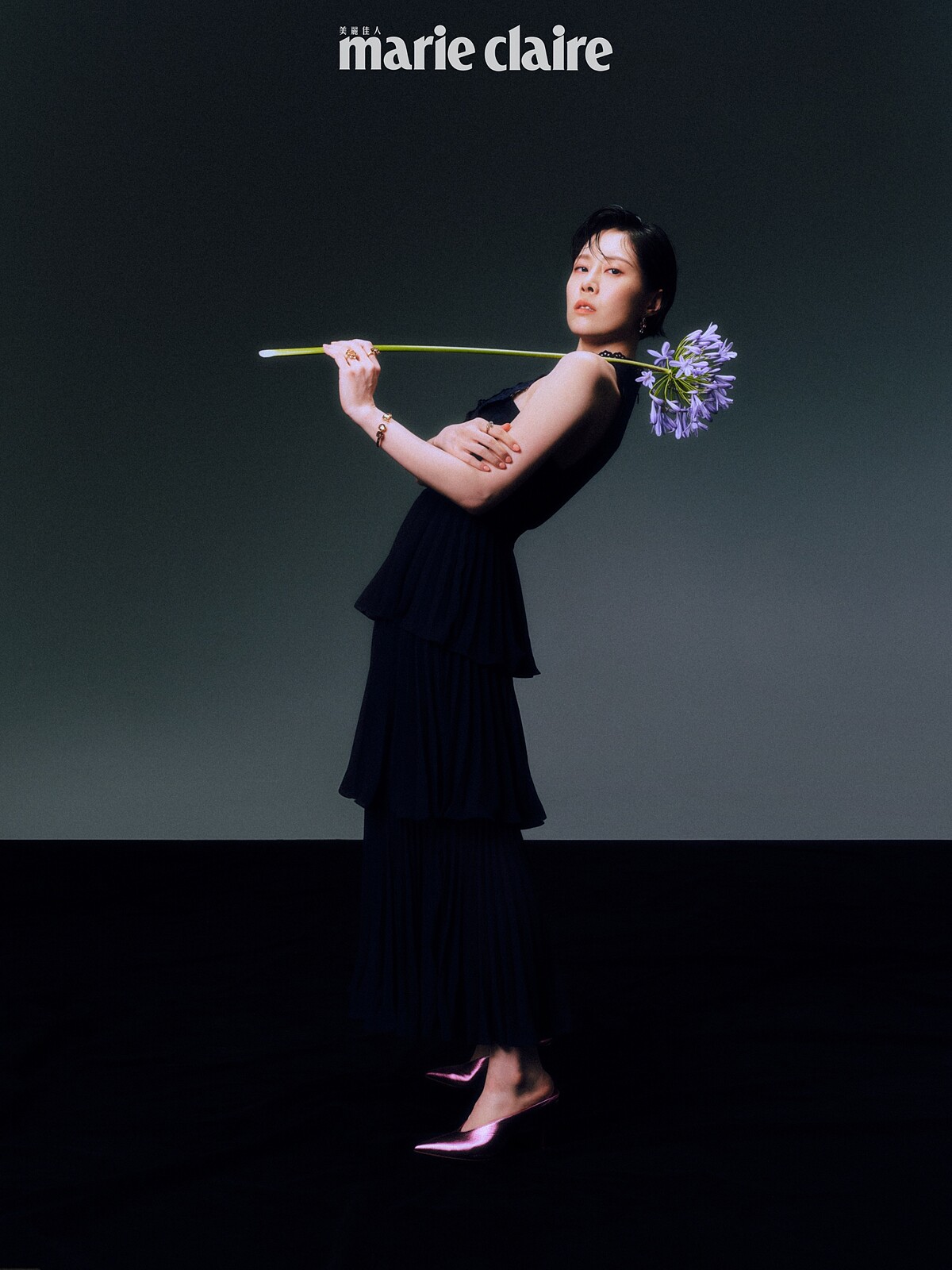 深藍色紗裙洋裝,self-portrait;琥珀色寶石手環、琥珀色寶石戒指、琥珀色耳墜、調色盤戒指,all by Les Néréides;金屬粉色高跟鞋,Christian Louboutin。