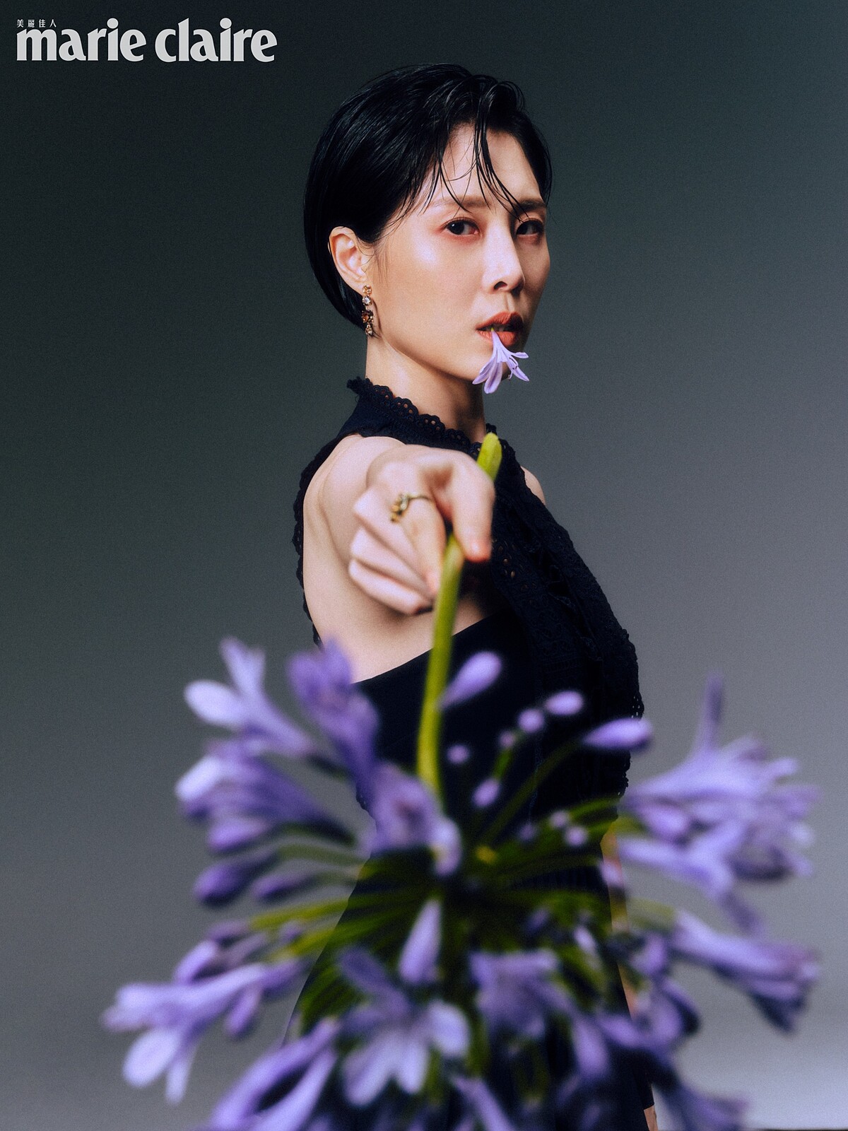 深藍色紗裙洋裝,self-portrait;琥珀色寶石手環、琥珀色寶石戒指、琥珀色耳墜、調色盤戒指,all by Les Néréides。