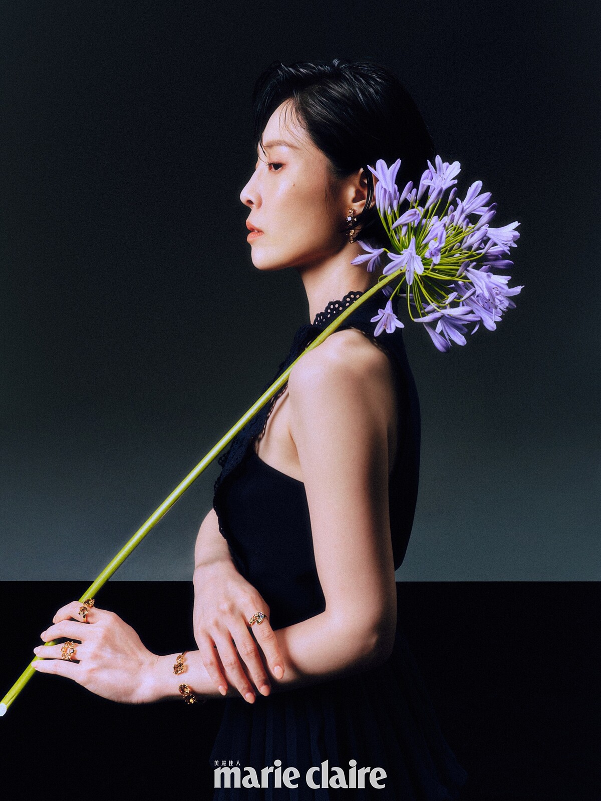 深藍色紗裙洋裝,self-portrait;琥珀色寶石手環、琥珀色寶石戒指、琥珀色耳墜、調色盤戒指,all by Les Néréides。