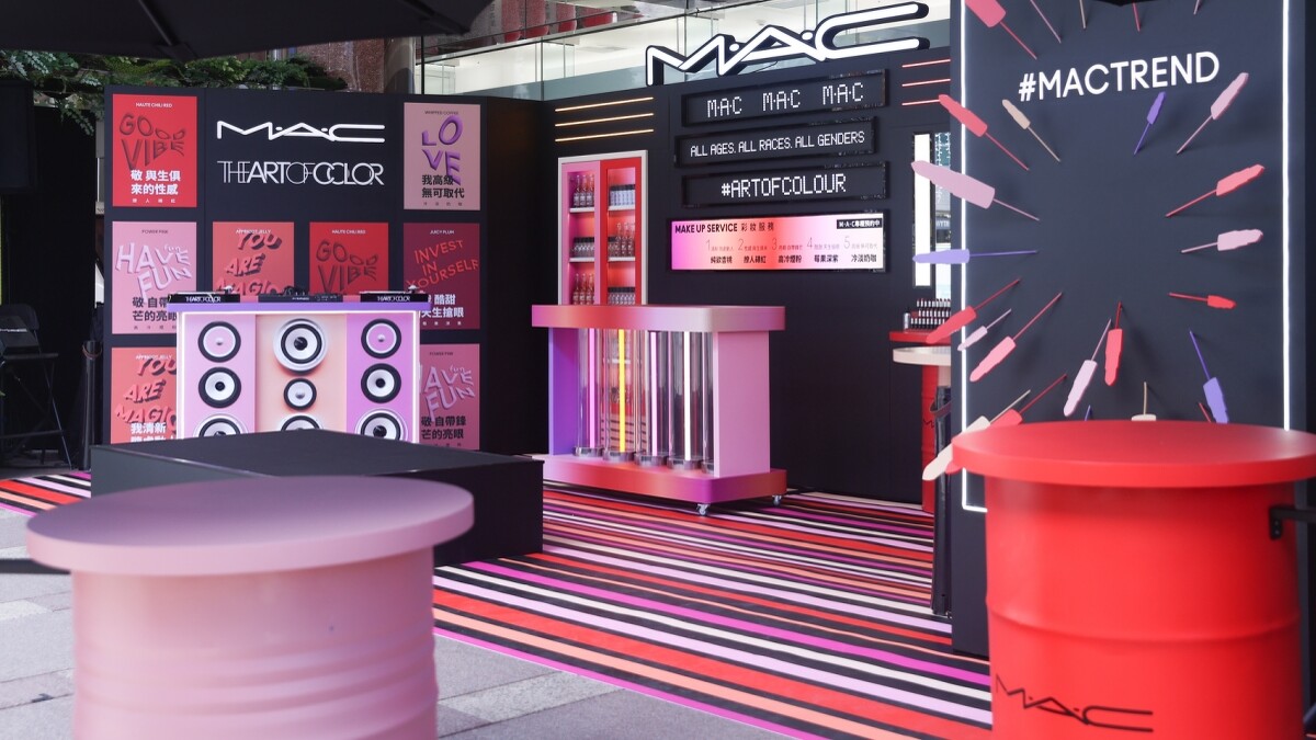 M.A.C 2022夏日街邊派對情境照。