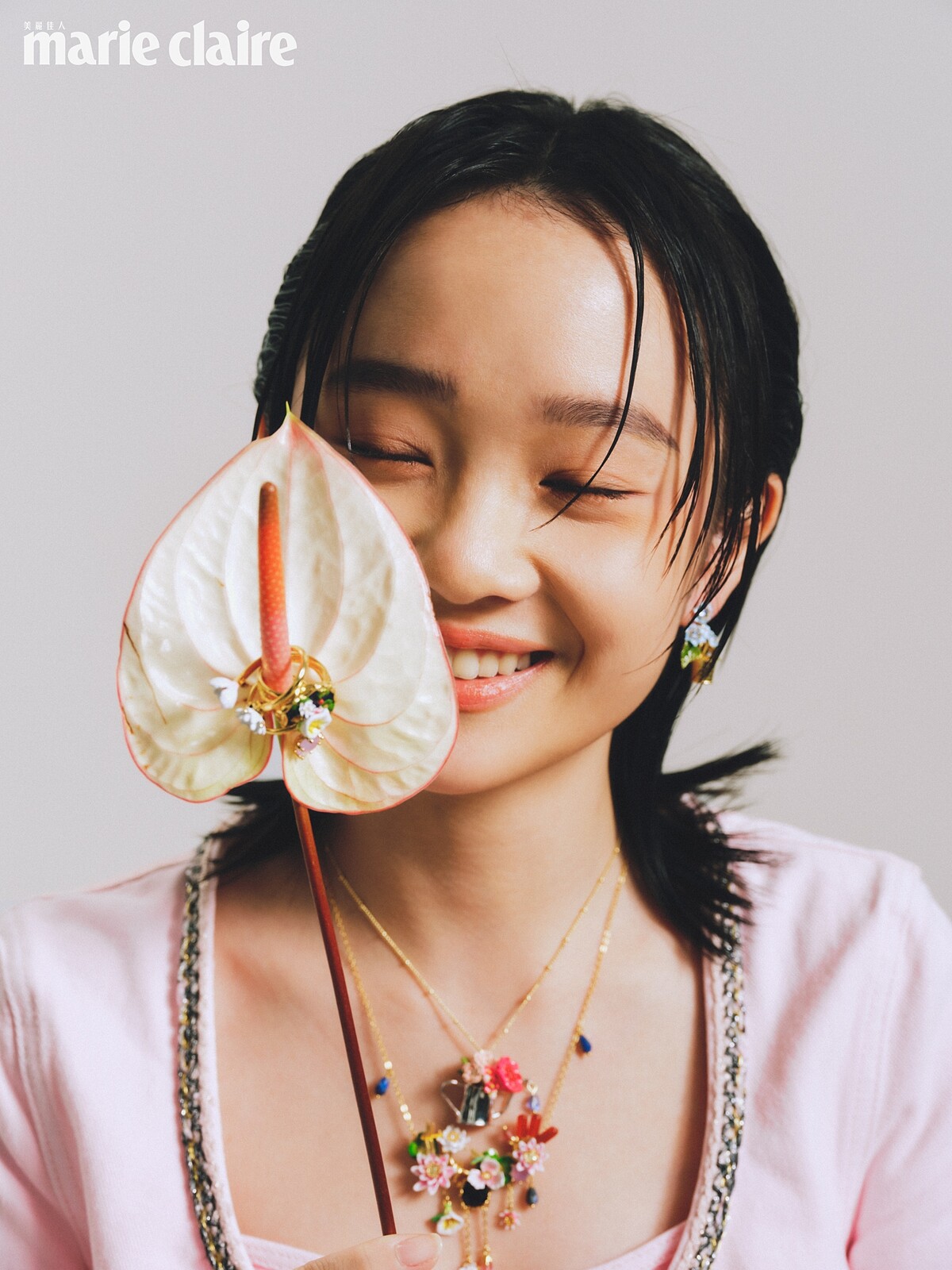 粉色短版外套、粉色背心，both by self-portrait；花朵耳環、花朵戒指、花朵項鍊，all by Les N&eacute;r&eacute;ides。