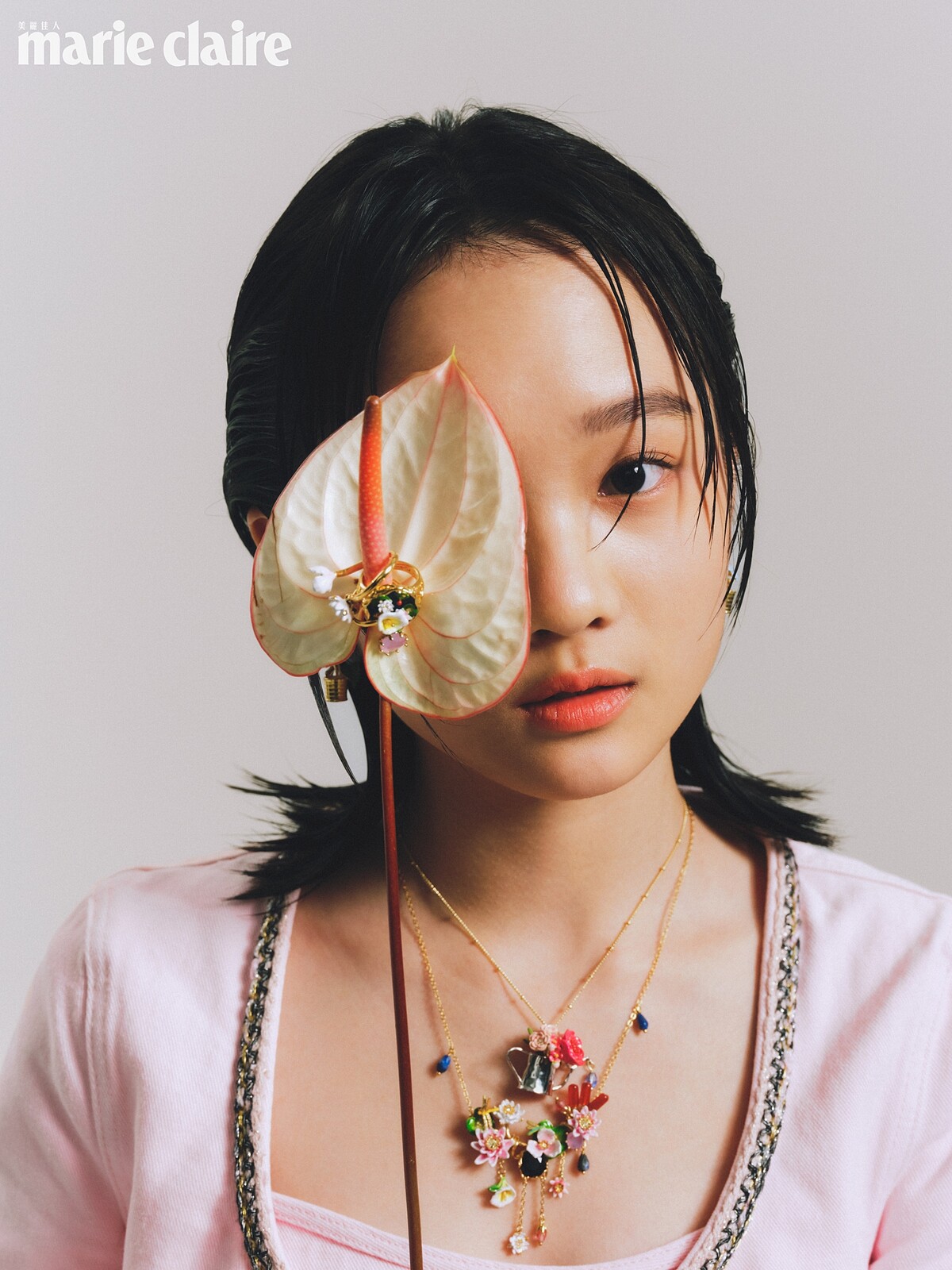 粉色短版外套、粉色背心，both by self-portrait；花朵耳環、花朵戒指、花朵項鍊，all by Les N&eacute;r&eacute;ides。