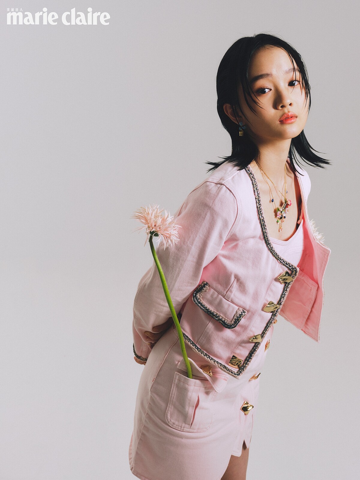 粉色短版外套、粉色短裙，both by self-portrait；花朵耳環、琥珀色戒指、花朵手環，all by Les N&eacute;r&eacute;ides。