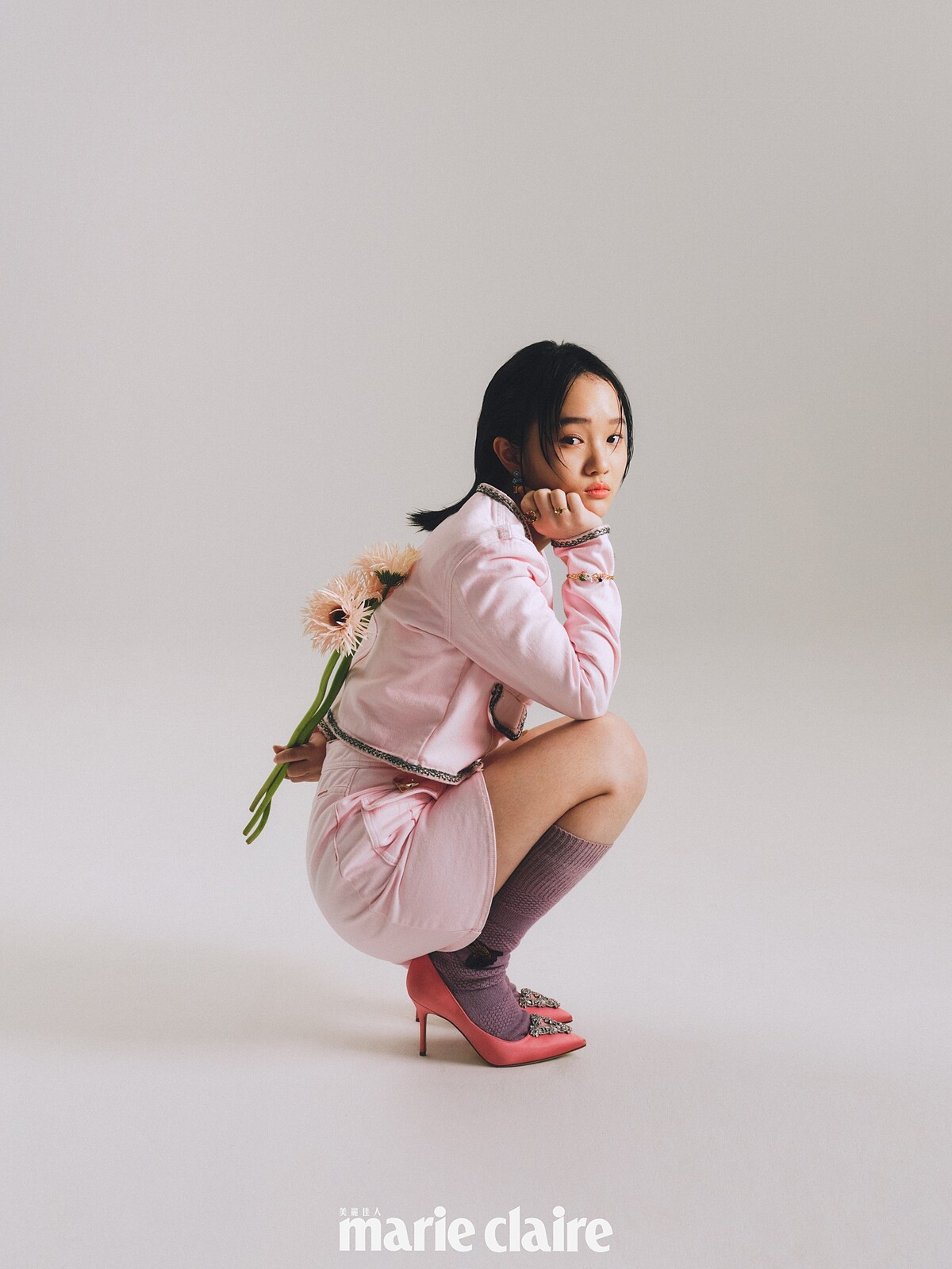 粉色短版外套、粉色短裙，both by self-portrait；花朵耳環、琥珀色戒指、花朵手環，all by Les N&eacute;r&eacute;ides；粉色鑽飾高跟鞋，Manolo Blahnik。