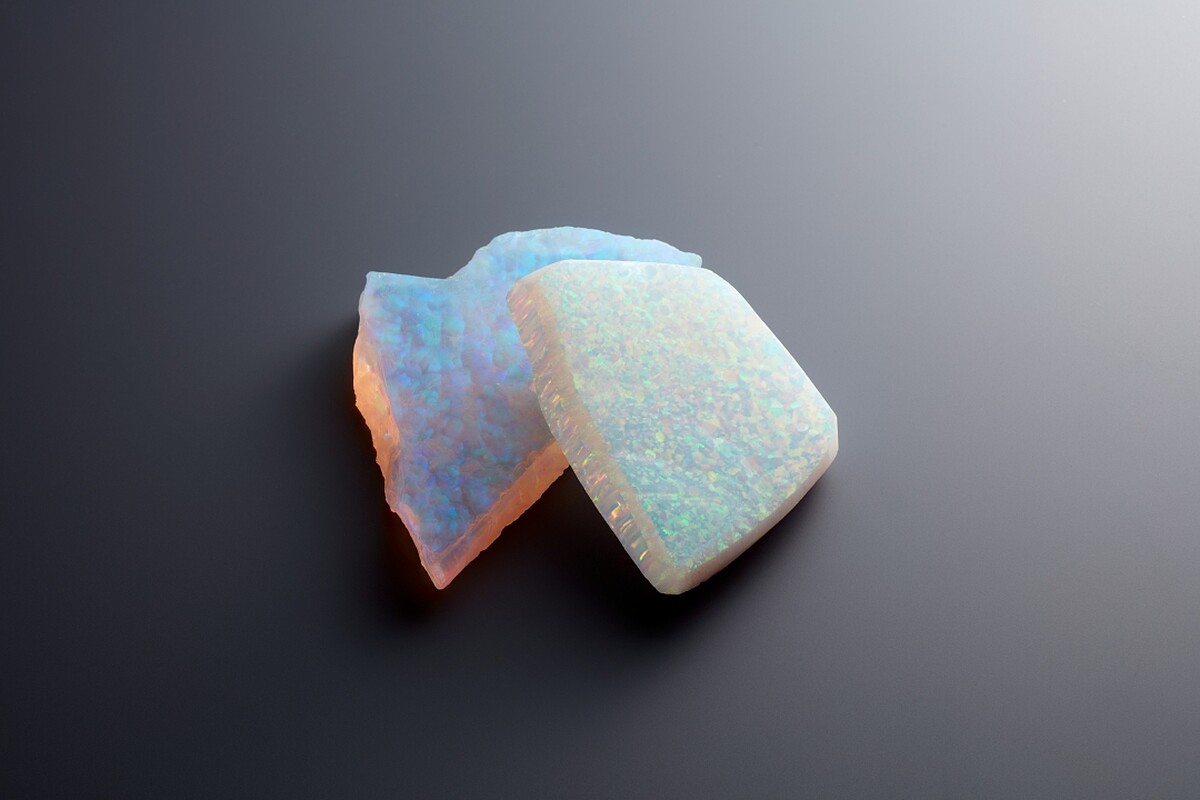 珍貴蛋白石粉末。