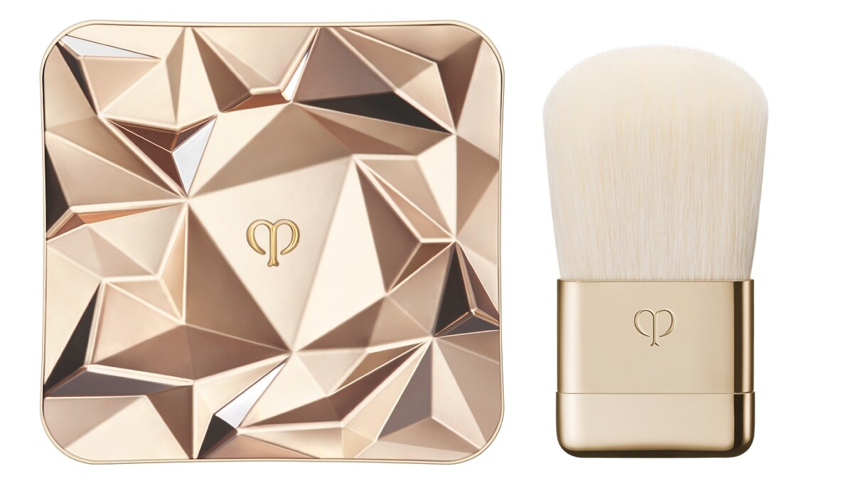 肌膚之鑰精質光耀幻妍餅外盒與內附刷具。