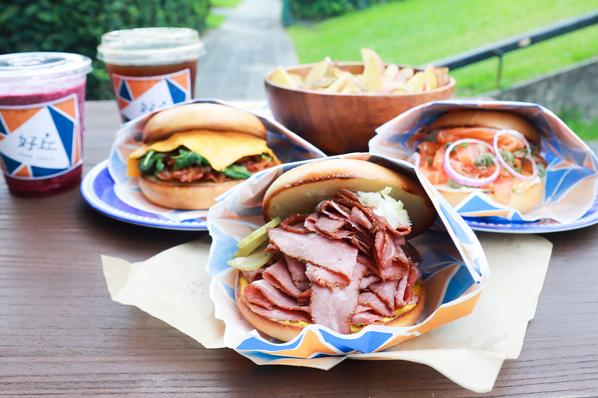 ▲▼波浪培根起司堡、魯本煙燻牛肉堡、煙燻鮭魚乳酪堡與沙拉，讓整個夏季更清爽。（圖／好丘提供）