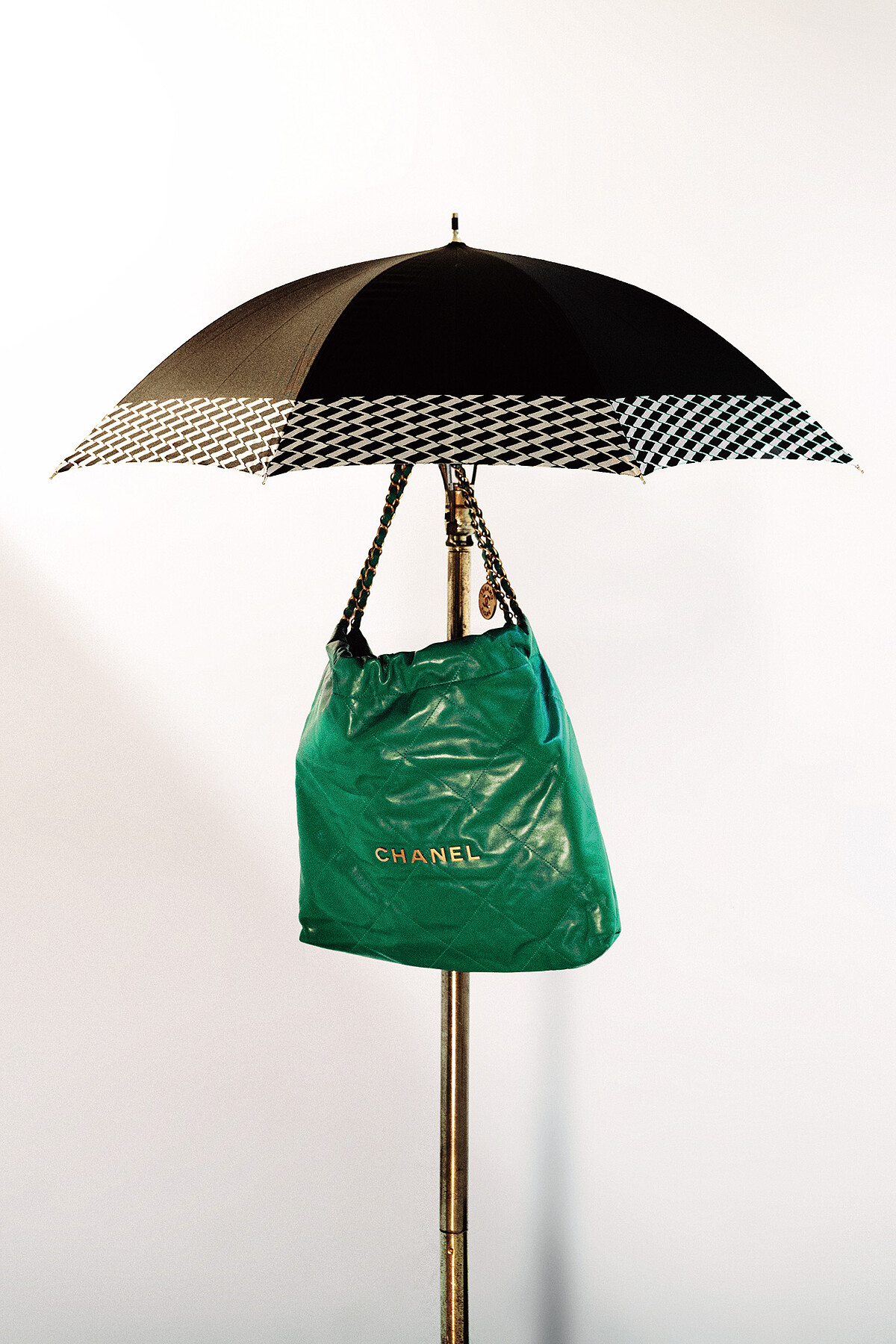 綠色亮面皮革 CHANEL 22包，CHANEL。