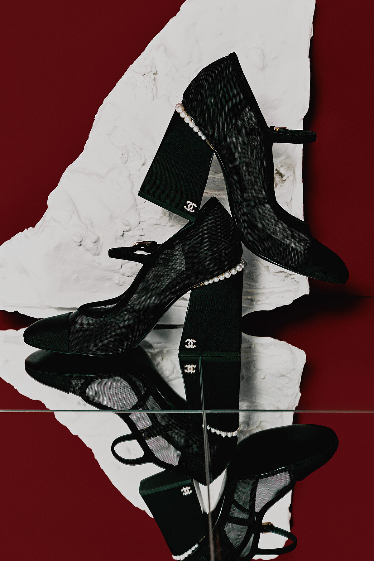黑色紗網珍珠瑪莉珍鞋，CHANEL。