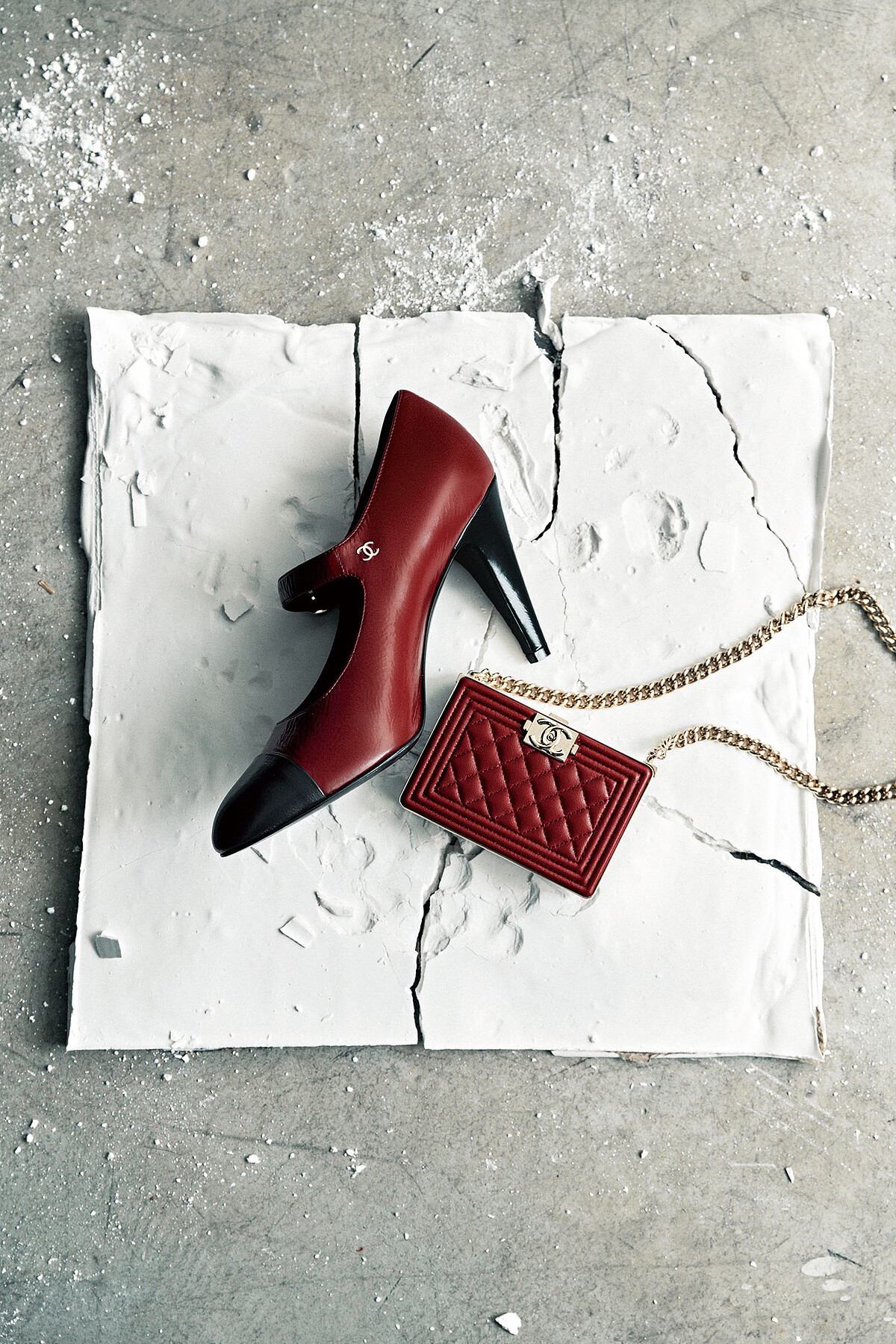 勃根地紅皮革雙色瑪莉珍高跟鞋、勃根地紅皮革 BOY CHANEL 造型小包，both byCHANEL。