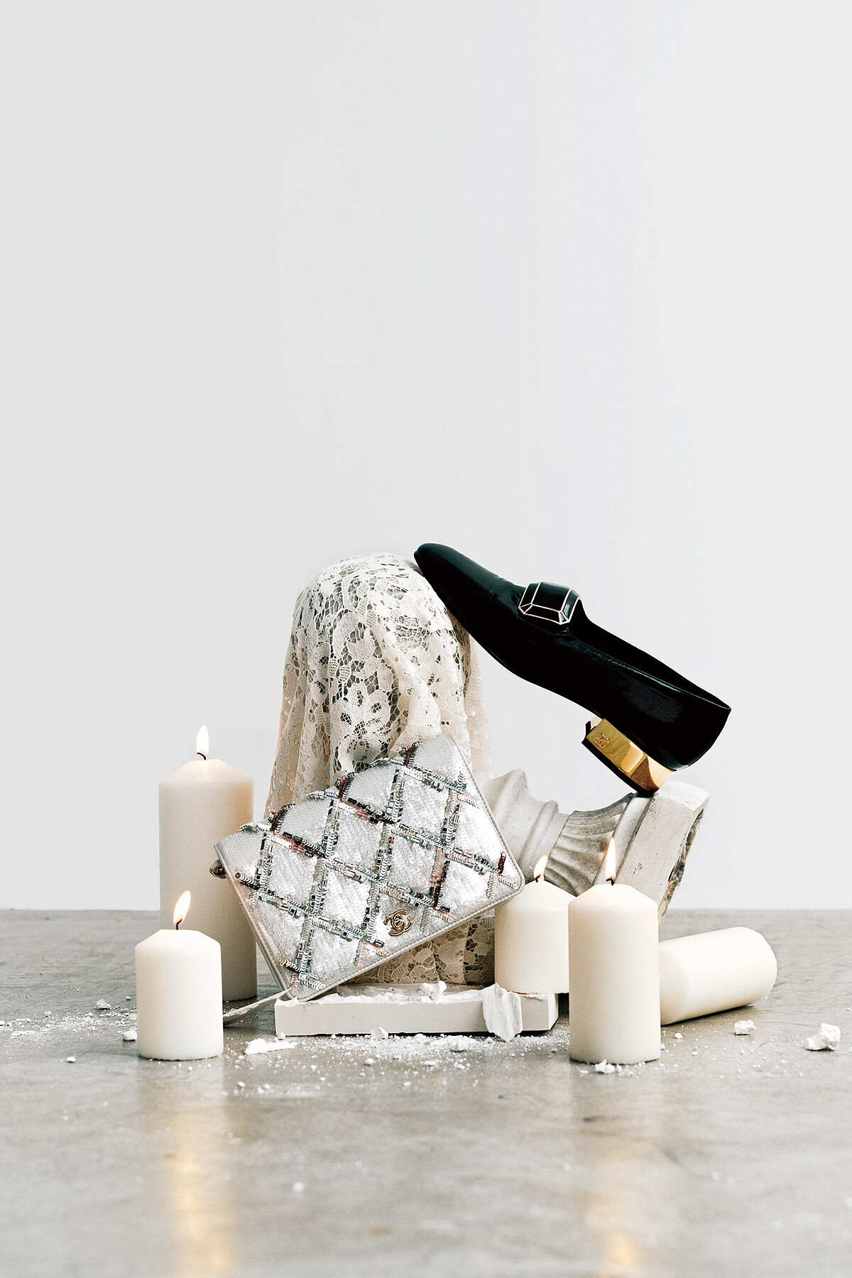 銀色亮片小包、黑色亮面皮革樂福鞋，both by CHANEL。