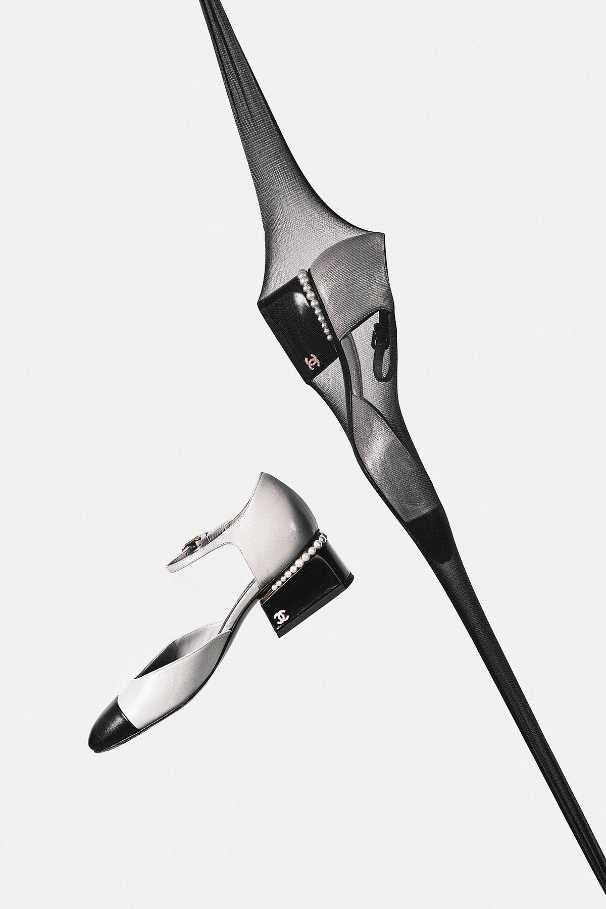 灰色皮革珍珠雙色涼鞋，CHANEL。