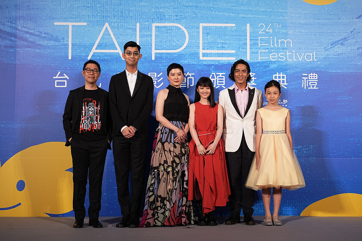 《美國女孩》劇組，左起林書宇(監製)、苗華川(製片)、阮鳳儀(導演_編劇)、方郁婷(女主角_新演員)、莊凱勛(男配角)、林品彤(新演員)