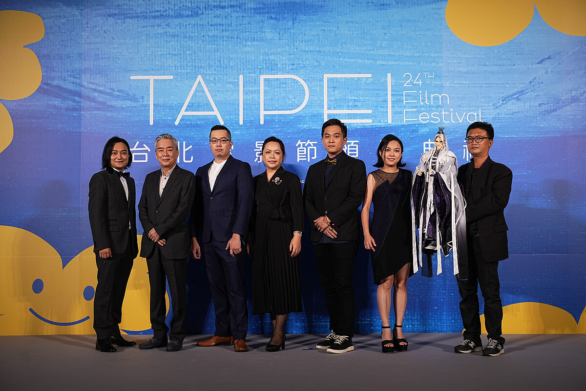 《素還真》劇組，左起黃亮勛(監製)、黃強華(導演)、陳有豐(造型)、施玉娟(造型)、丁子秦(視覺特效)、黃政嘉(品牌總監)、蕭儀村(素還真操偶師)