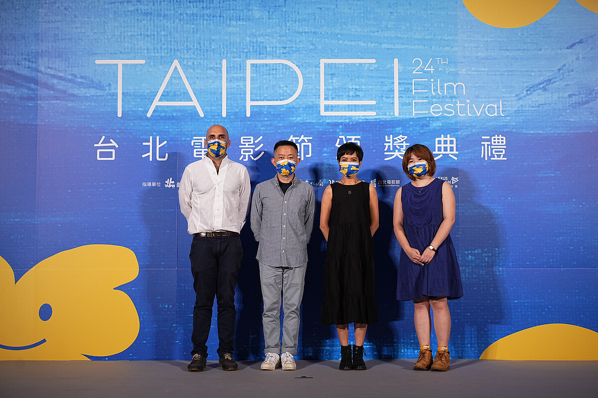 《神人之家》劇組，左起盧盈良(導演)、陳璽文(監製)、黃懿齡(剪輯)、許志遠(配樂) 與劇組人員。