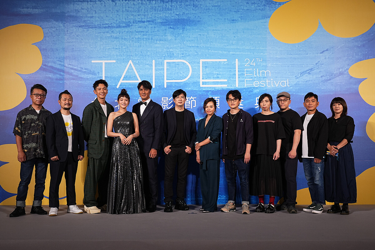 《月老》劇組，左起盧維君(影片代表)、九把刀（柯景騰）(導演_編劇)、柯震東(男主角)、王淨(頒獎人)、馬志翔(男配角)、侯志堅(配樂)、王誌成(美術設計)、林欣宜(造型設計)、嚴振欽(視覺效果)、陳彥君、陳晏平(視覺效果)、蕭百宸(傑出技術-特效化妝)、劉顯嘉(傑出技術-特效化妝)