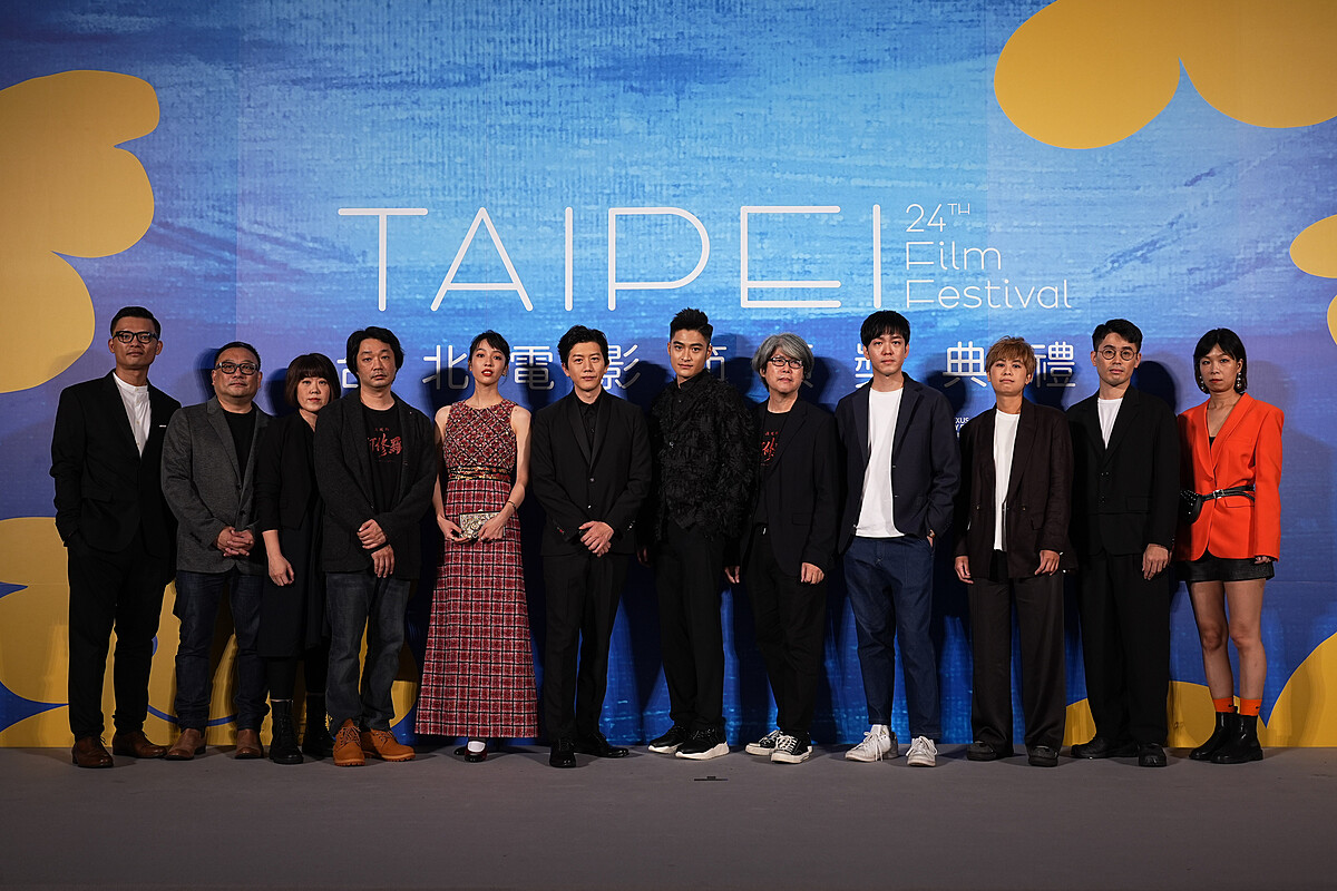 《該死的阿修羅》劇組，左起劇組人員、陳芯宜(編劇_剪輯)、樓一安(導演_編劇_剪輯)、王渝萱(女配角)、莫子儀(男配角)、潘綱大(男配角)、陳曉東(剪輯)、秦旭章(配樂)、蔡佳穎(配樂)、川流(配樂)、楊立佳(造型設計)