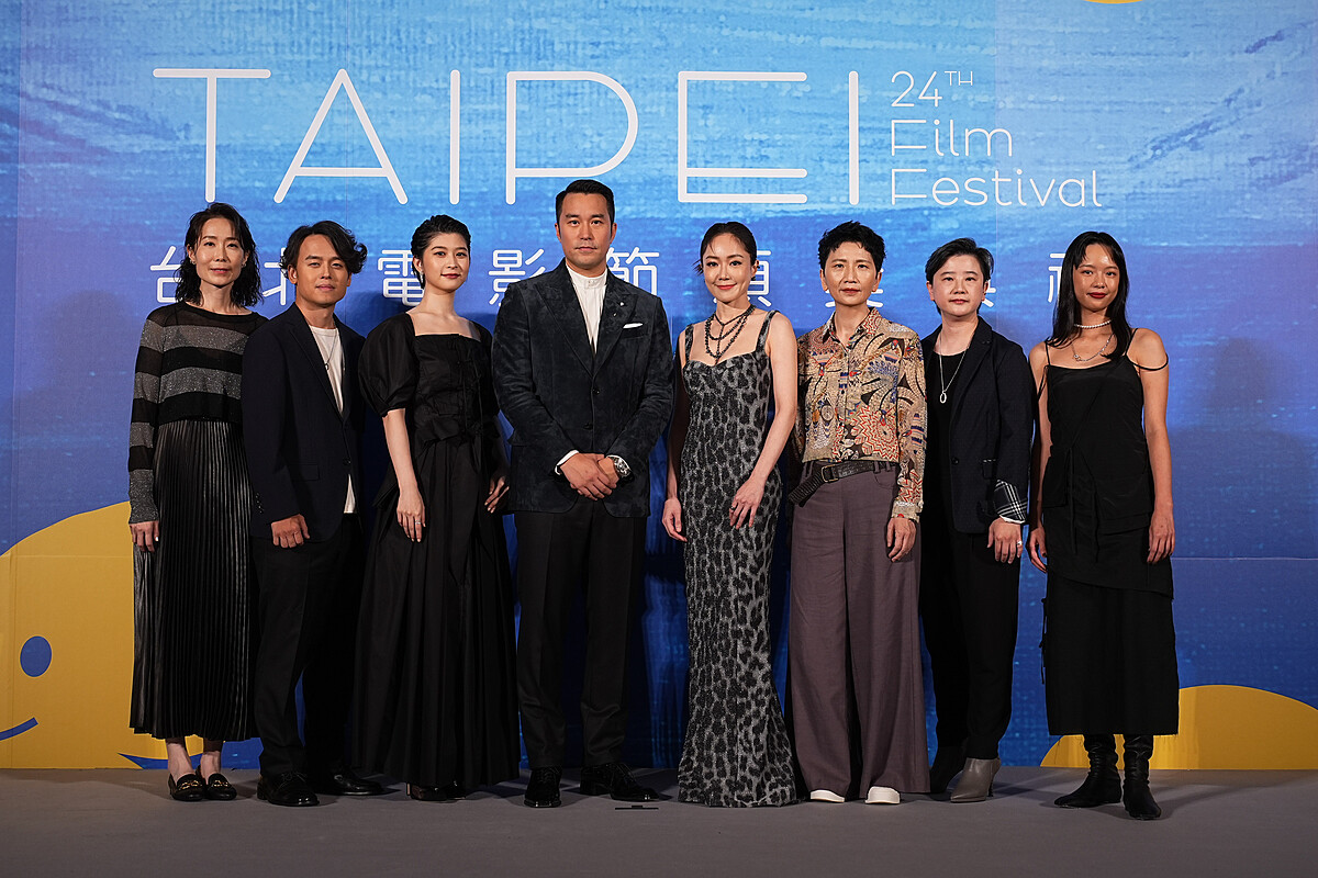 《童話．世界》劇組，左起麻生汶(製片人)、唐福睿(導演_編劇)、江宜蓉(女主角)、張孝全(男主角)、尹馨(女配角)、雷震卿(剪輯)、洪逸敏(出品公司)、王渝屏(演員)