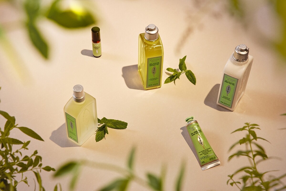 L'OCCITANE歐舒丹薄荷馬鞭草限量香氛系列情境照。