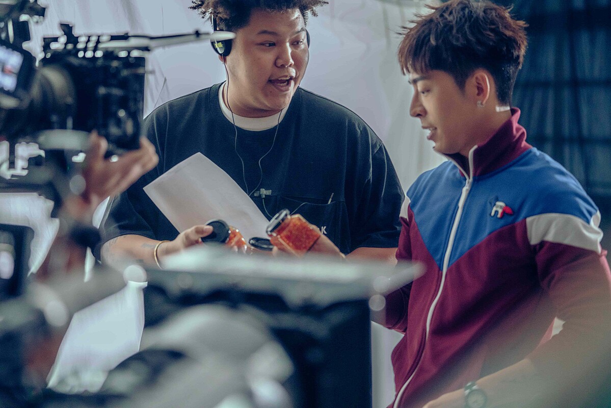 導演鄭晉軒讚4名演員各具特色和喜劇節奏（左起鄭晉軒、呂爵安）