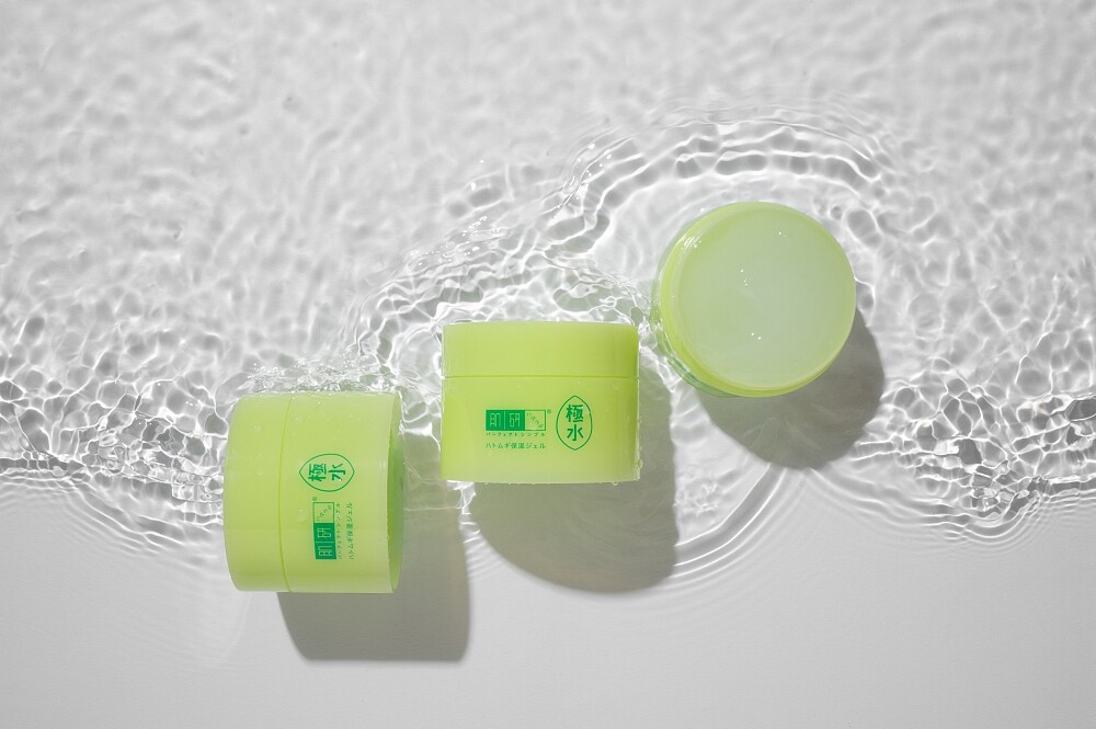 肌研極水薏仁保濕凝露擁有水感凝露質地，帶來清透水潤膚觸。