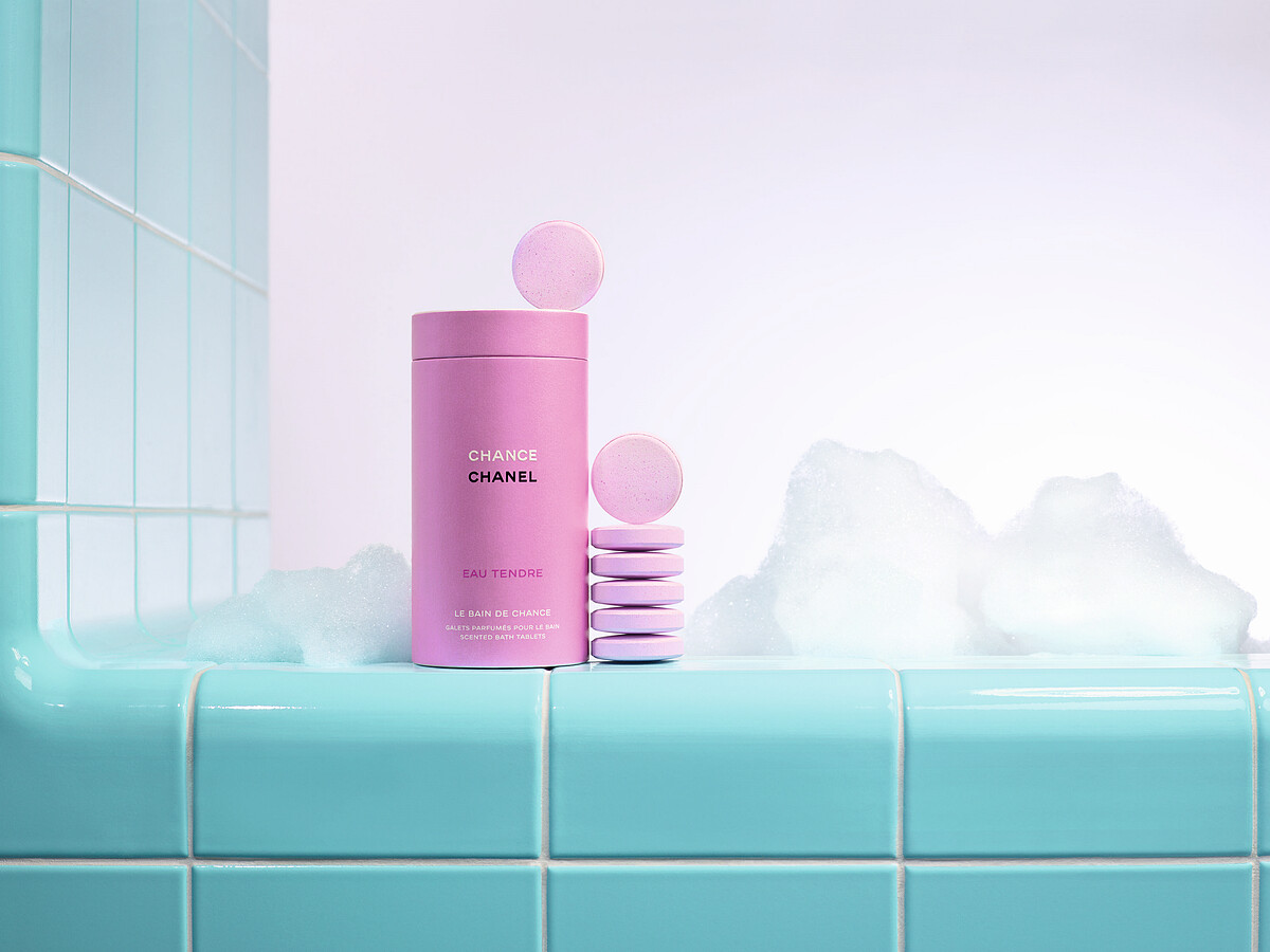 香奈兒CHANCE粉紅泡泡香氛沐浴球情境圖。