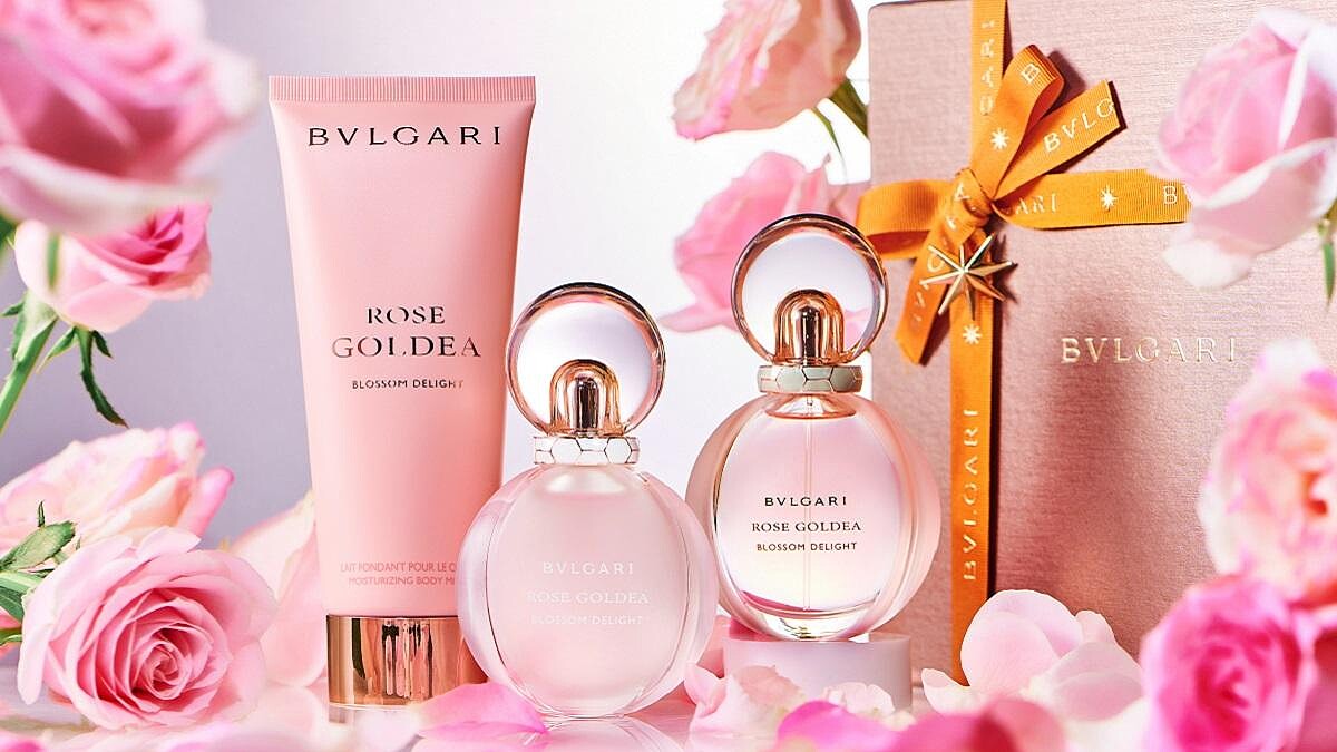 七夕的玫瑰疊香戀愛儀式，交給寶格麗粉紅香氛珠寶「歡沁玫香系列」！淡香水、淡香精、身體乳隨心疊用，交織出召喚浪漫愛情的美好氣息！ 