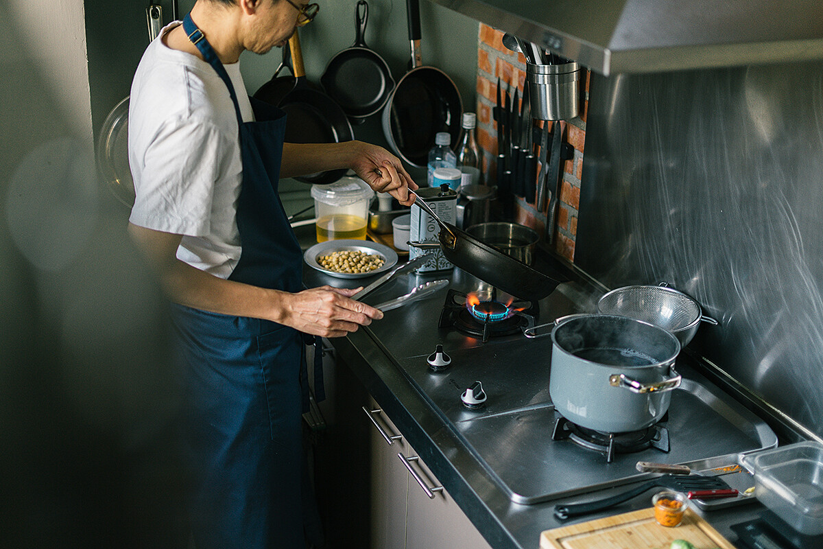 於自家廚房示範辣味海鮮麻花捲麵。