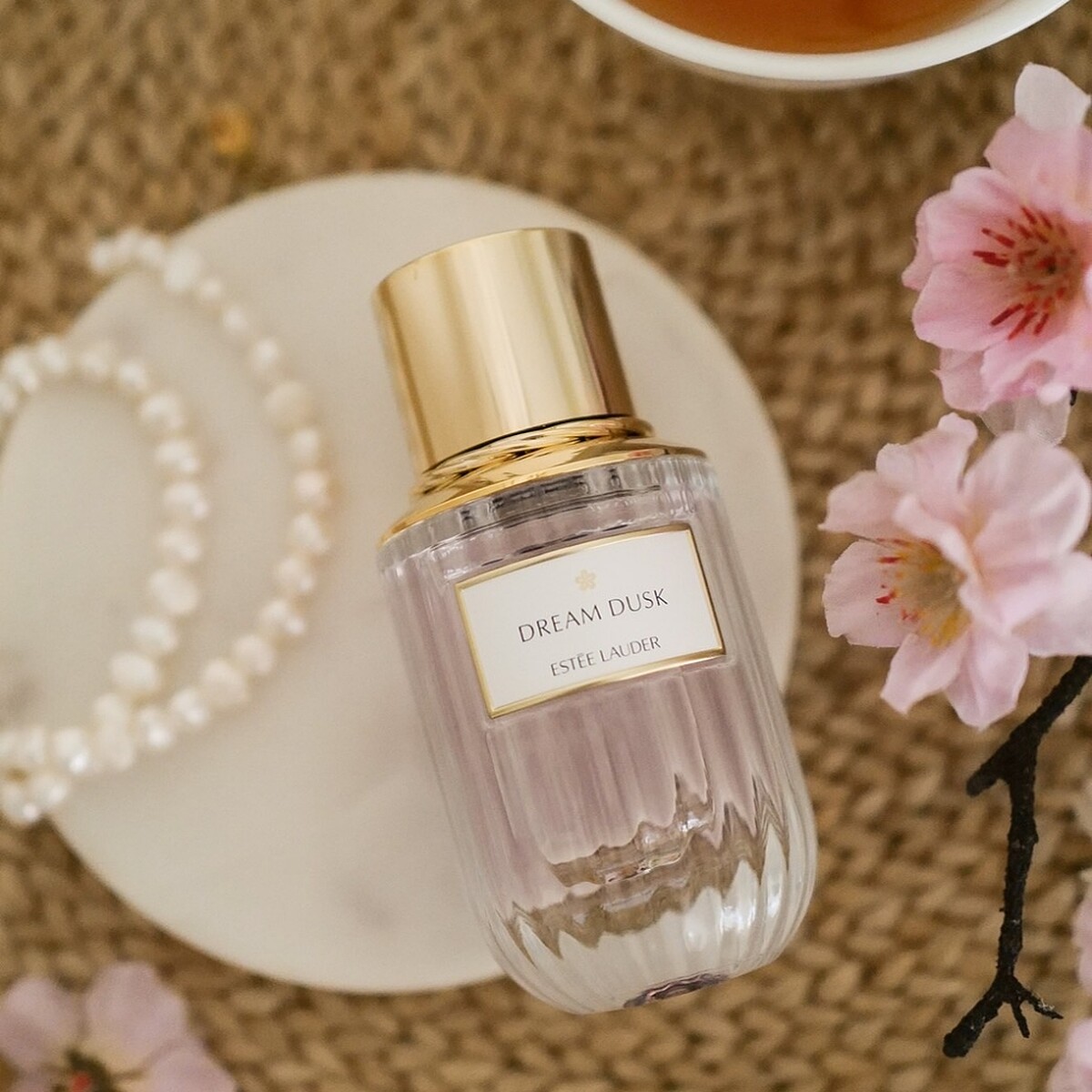 雅詩蘭黛雋永工藝探索香氛系列-漫舞櫻花40ml，NT3,500、100ml，NT7,000