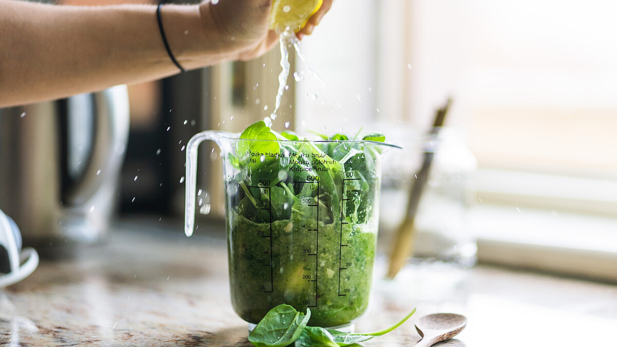 就是這一杯！自製綠色新鮮蔬果飲 連續喝一周，讓妳腸道無渣面若桃花、便便越來越順暢！
