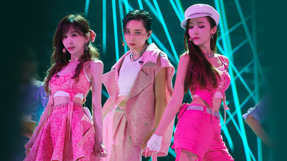 王心凌、Jessica鄭秀妍合作舞台〈夢不落雨林〉公開！粉紅裝扮大秀甜美