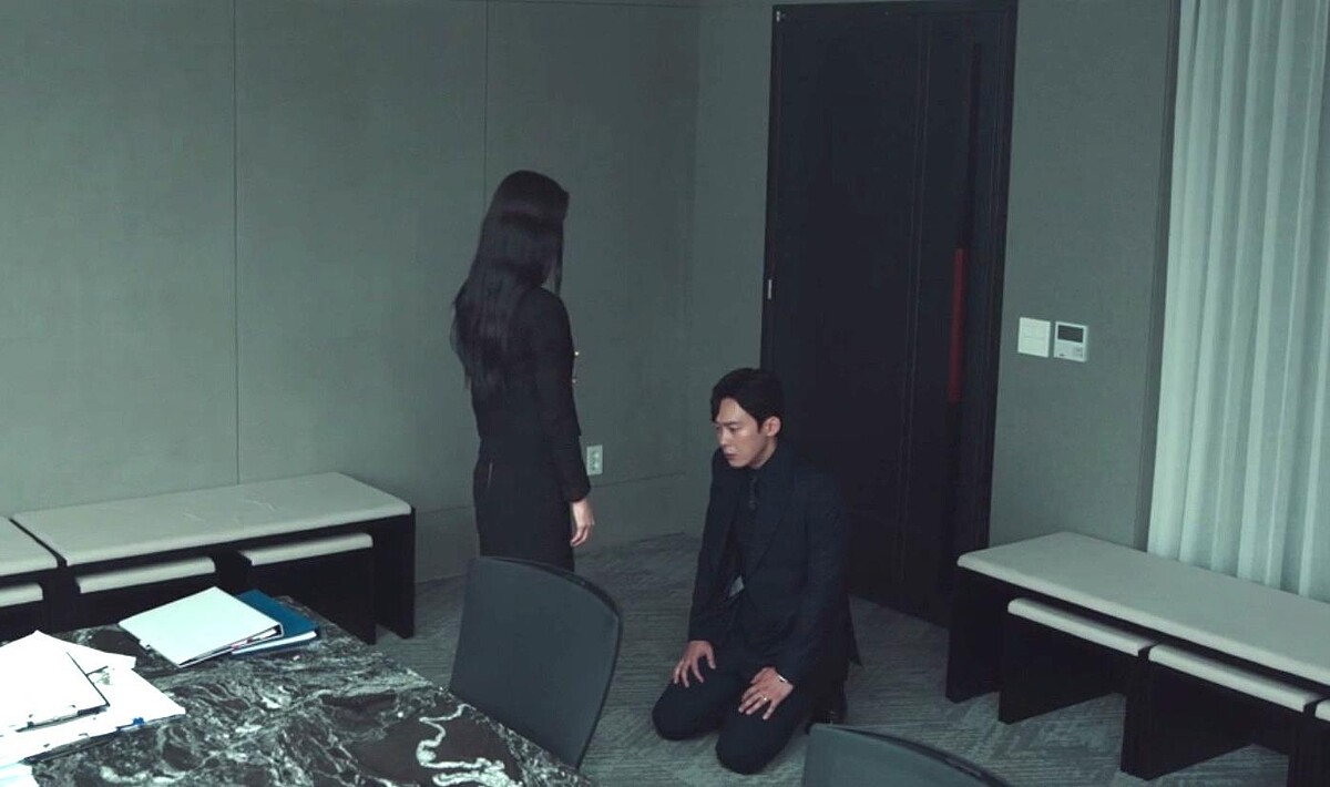 姜允謙下跪求饒