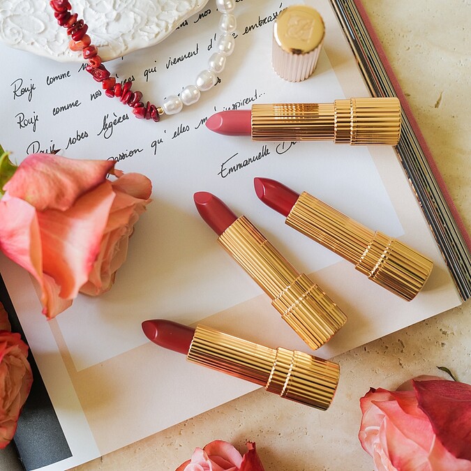 雅詩蘭黛2022年七夕復刻絕對慾望柔霧唇膏情境圖。