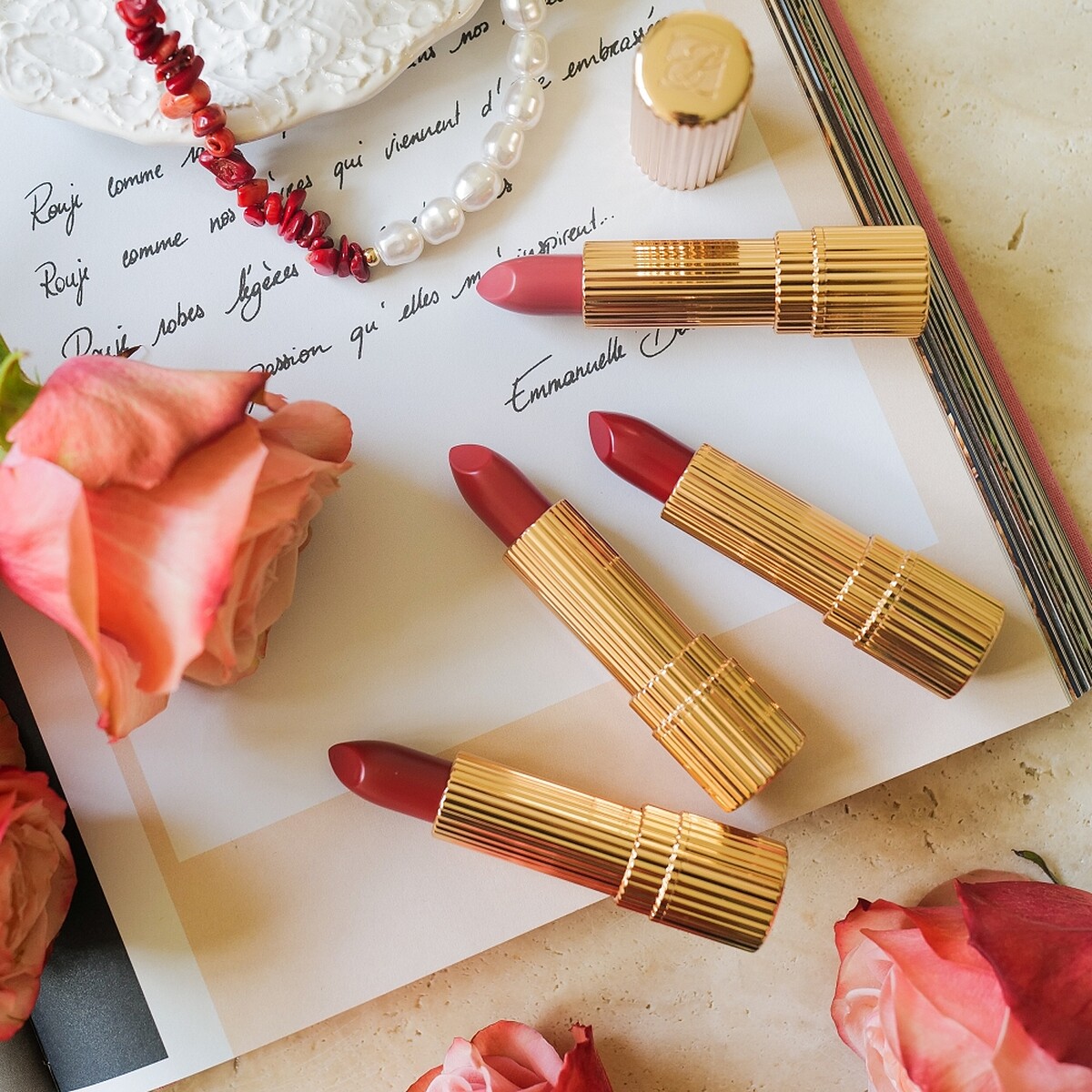 雅詩蘭黛2022年七夕復刻絕對慾望柔霧唇膏情境圖。