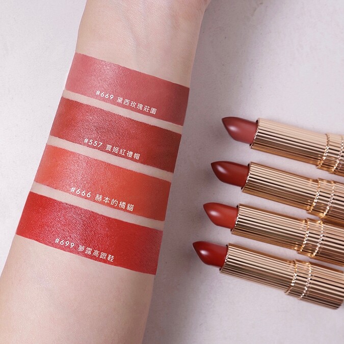 雅詩蘭黛2022年七夕復刻絕對慾望柔霧唇膏手部試色。