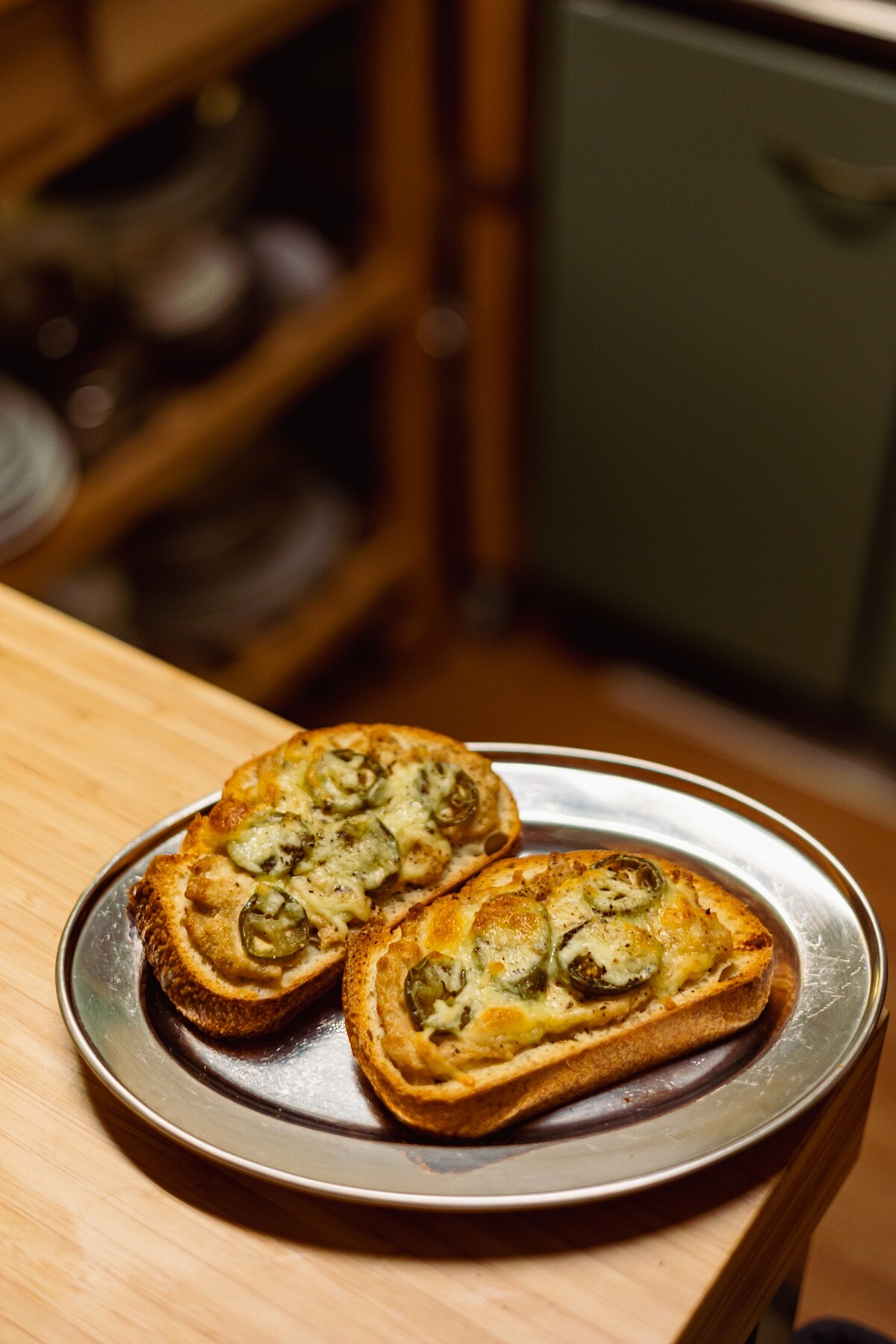 情境為自家的小酌飯桌的辣鮪魚起司三明治。