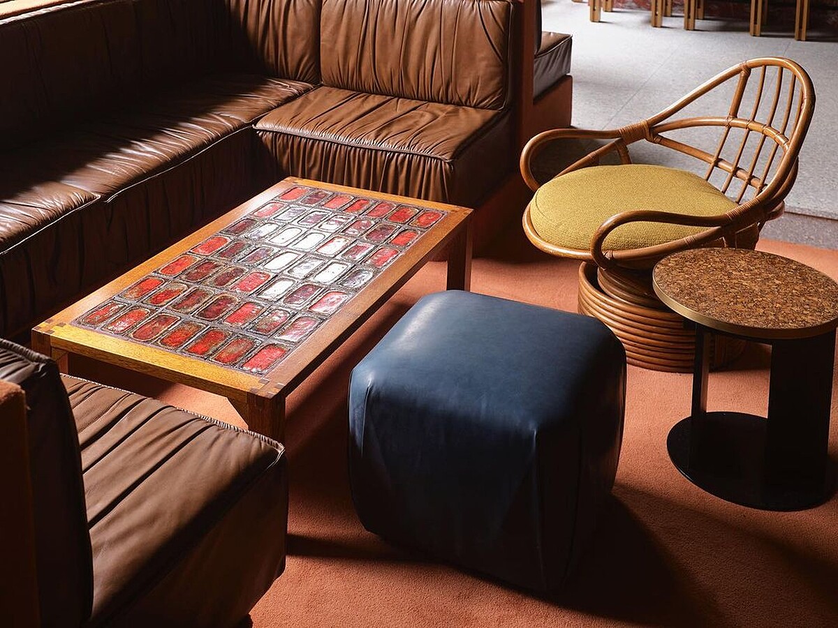 的赭紅色的桌面搭配褐色皮件座椅。