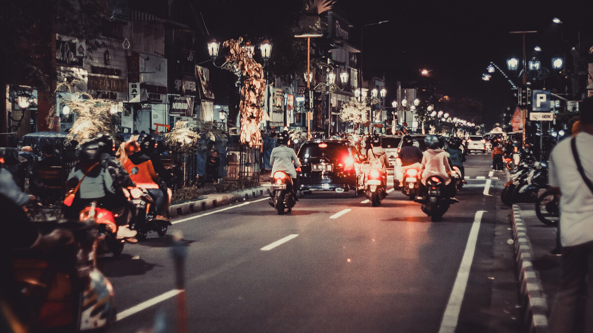 口罩最新鬆綁規定！騎機車、騎腳踏車可免戴口罩，唱歌則維持須戴口罩